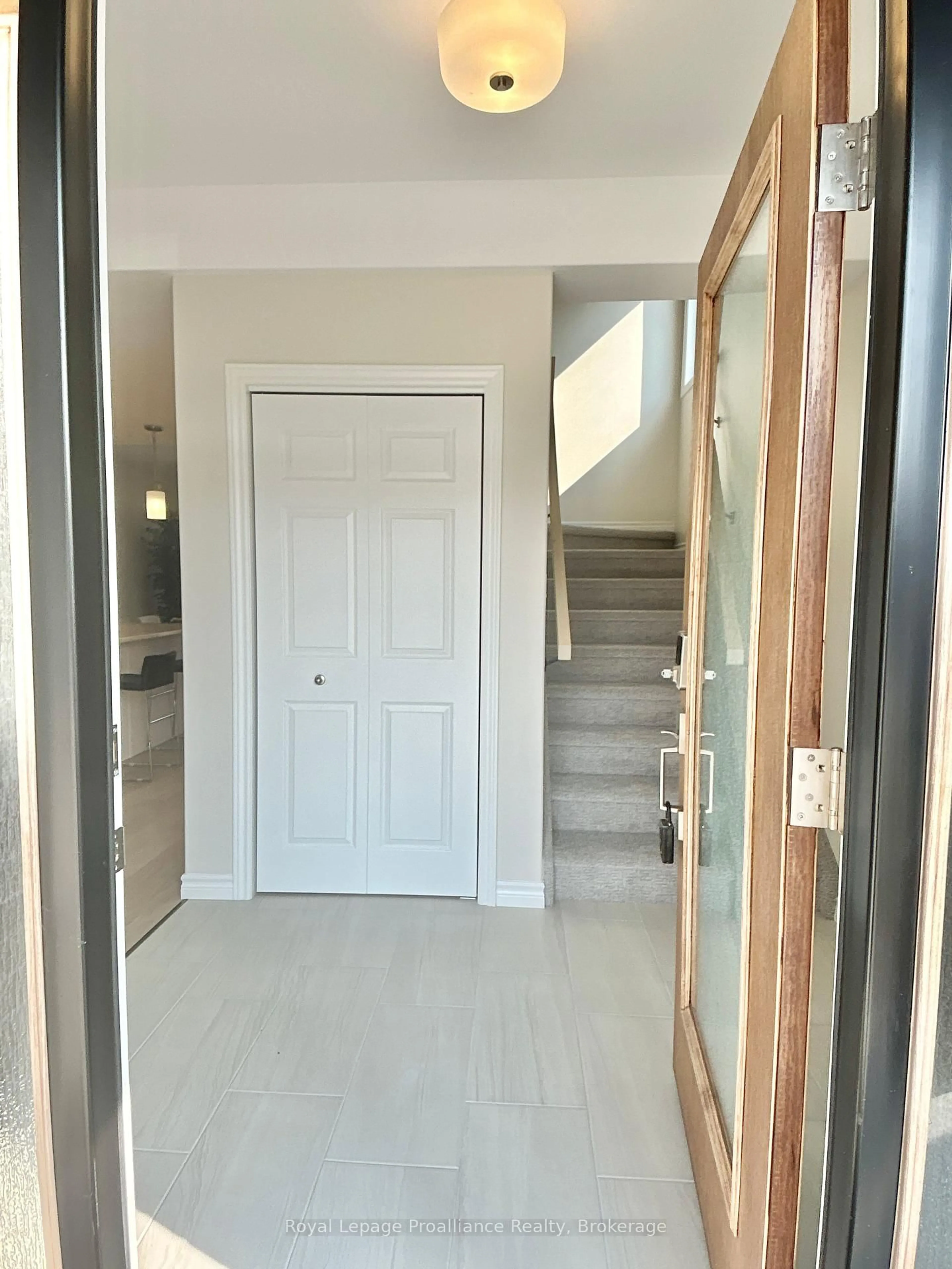 Indoor entryway for 93 Athabaska Dr, Belleville Ontario K8N 0T1
