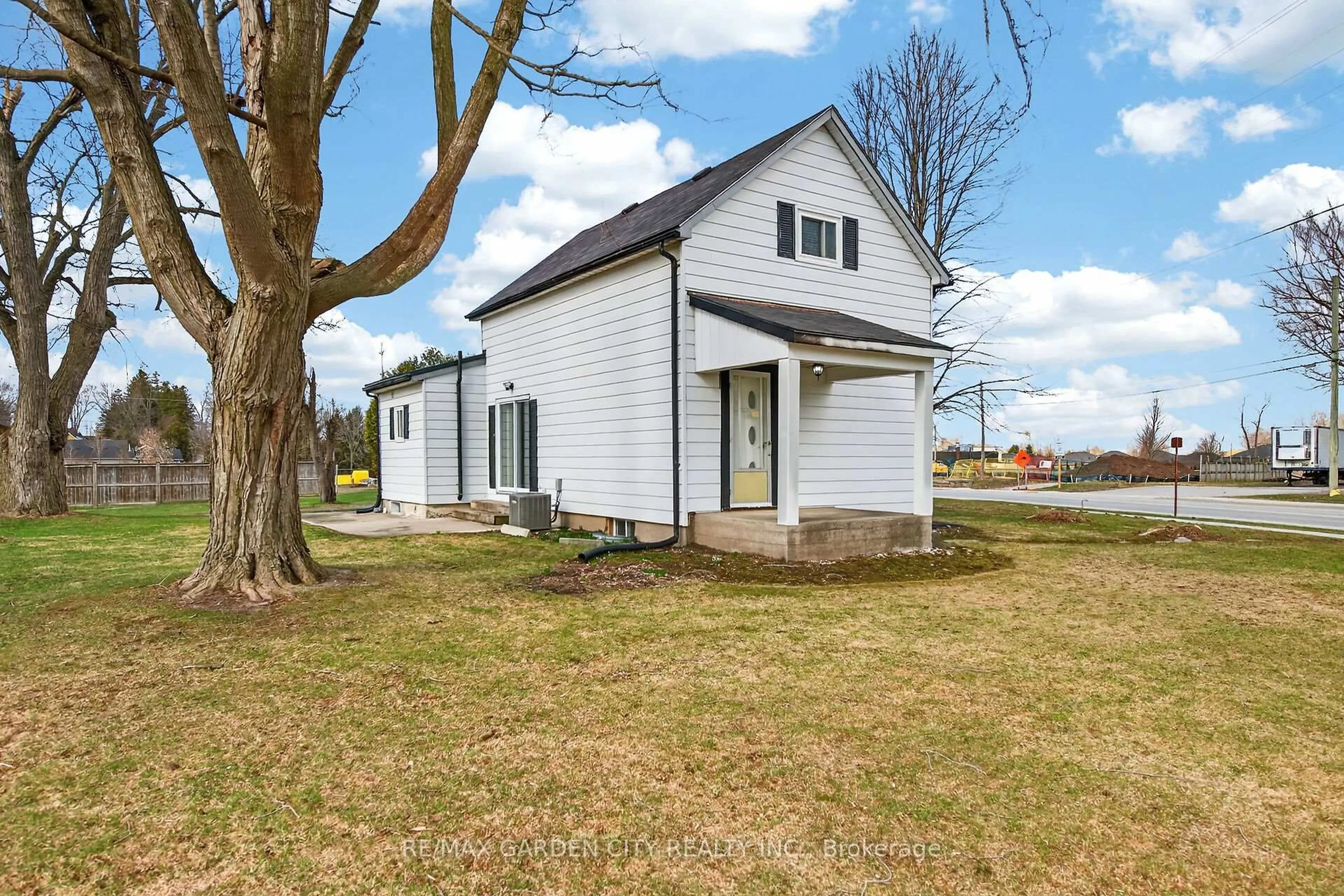 A pic from outside/outdoor area/front of a property/back of a property/a pic from drone, street for 407 Bell St, Ingersoll Ontario N5C 2P7