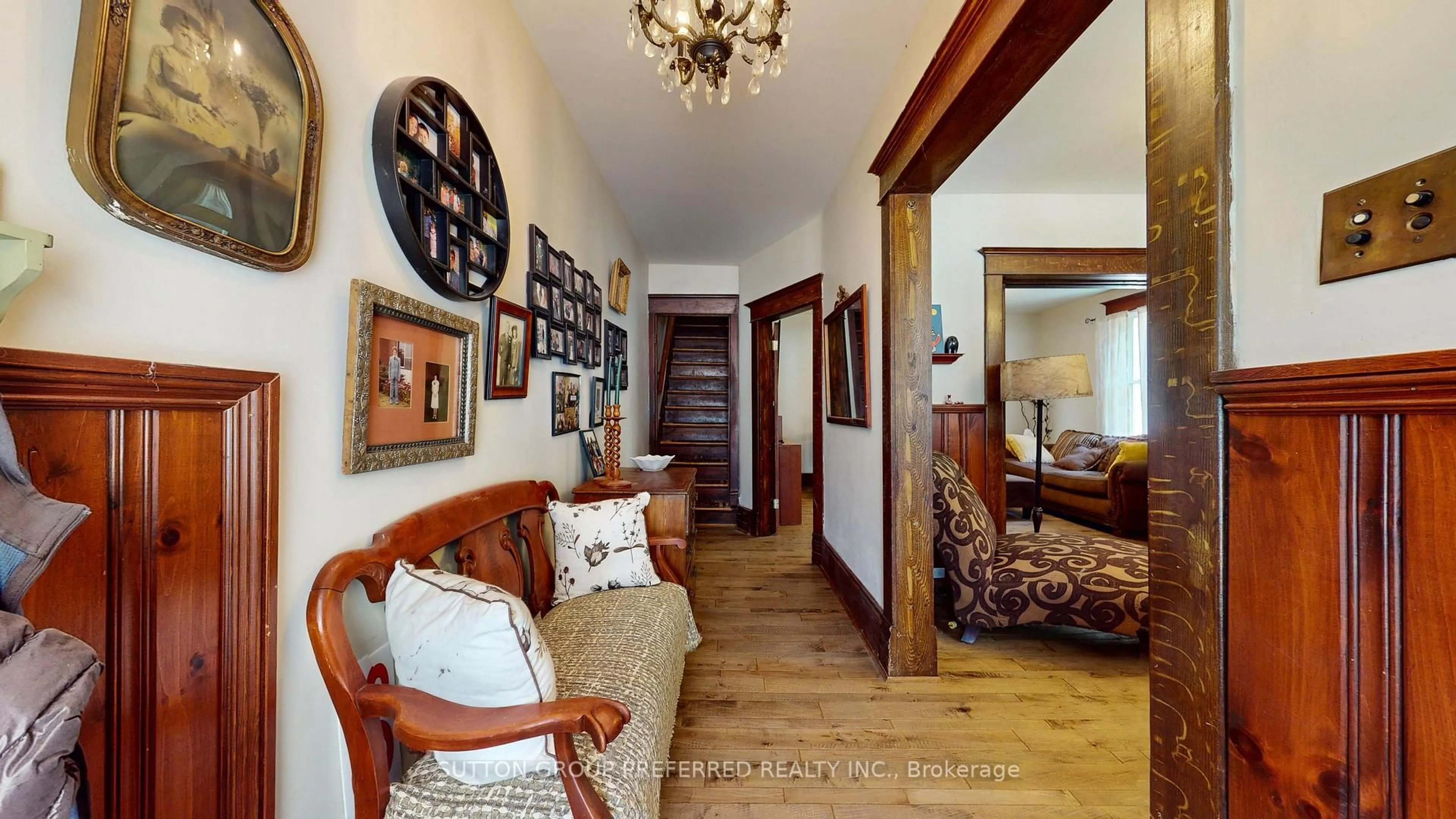 Indoor foyer for 4242 Colonel Talbot Rd, London South Ontario N6P 1A2