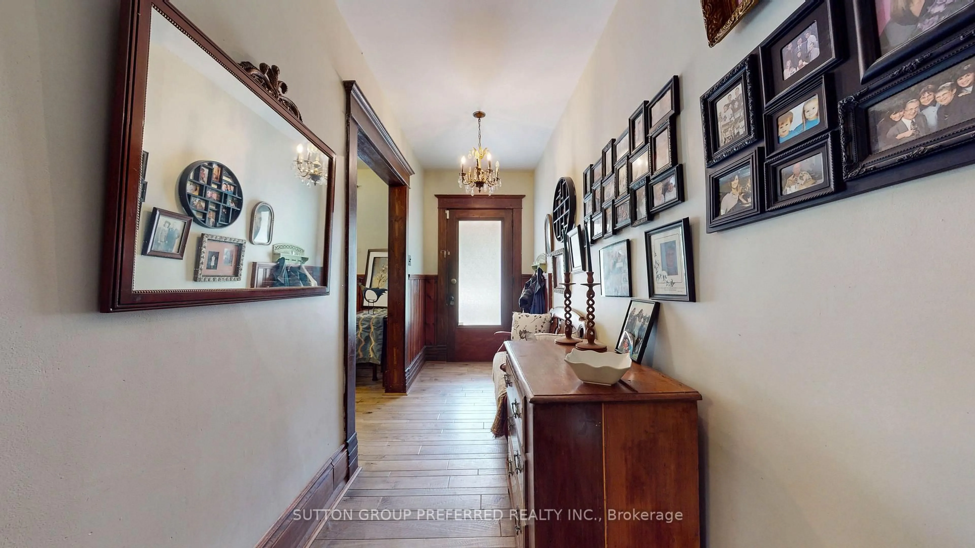 Indoor foyer for 4242 Colonel Talbot Rd, London South Ontario N6P 1A2