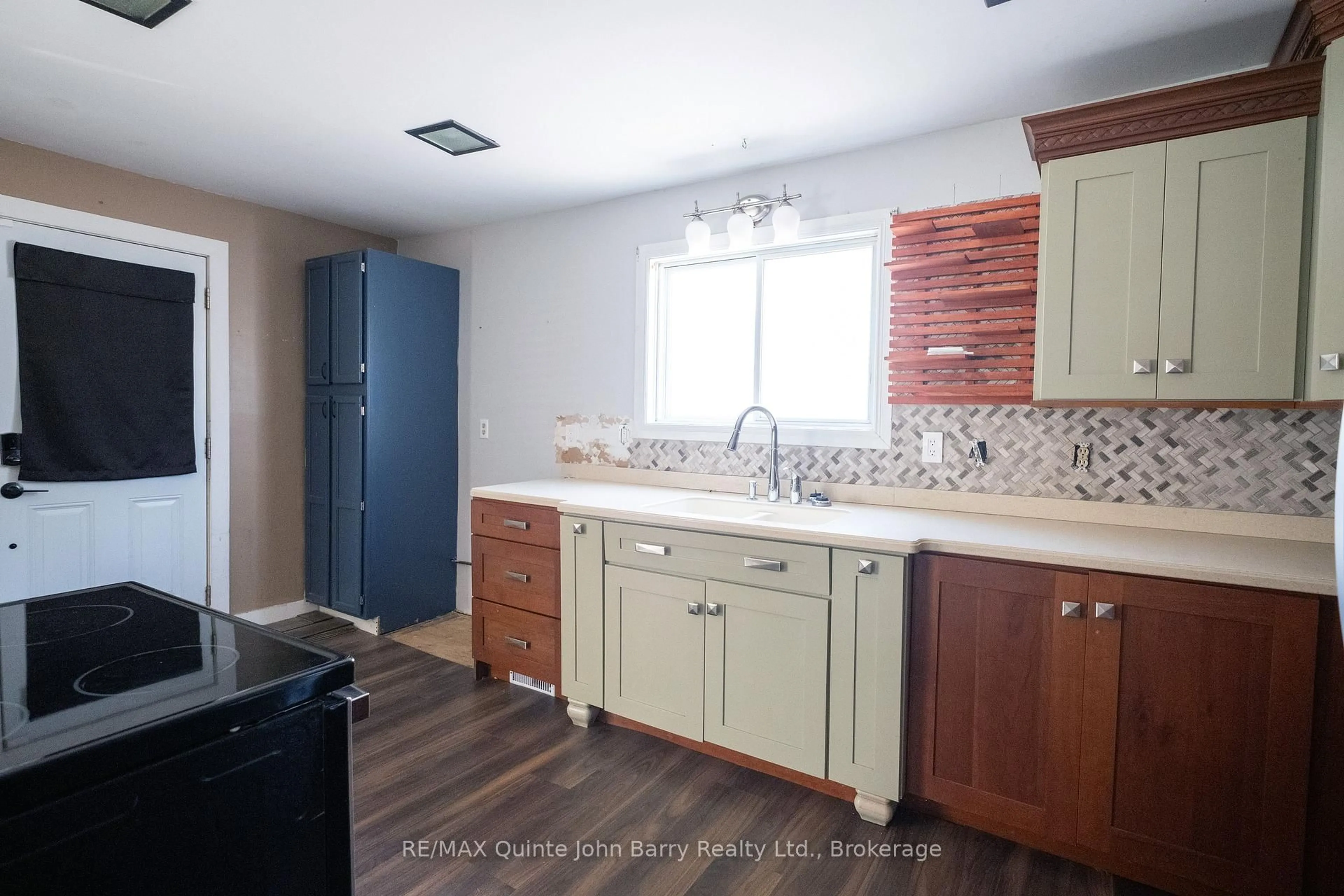Standard kitchen, ceramic/tile floor for 14 Harriet St, Quinte West Ontario K8V 4L4