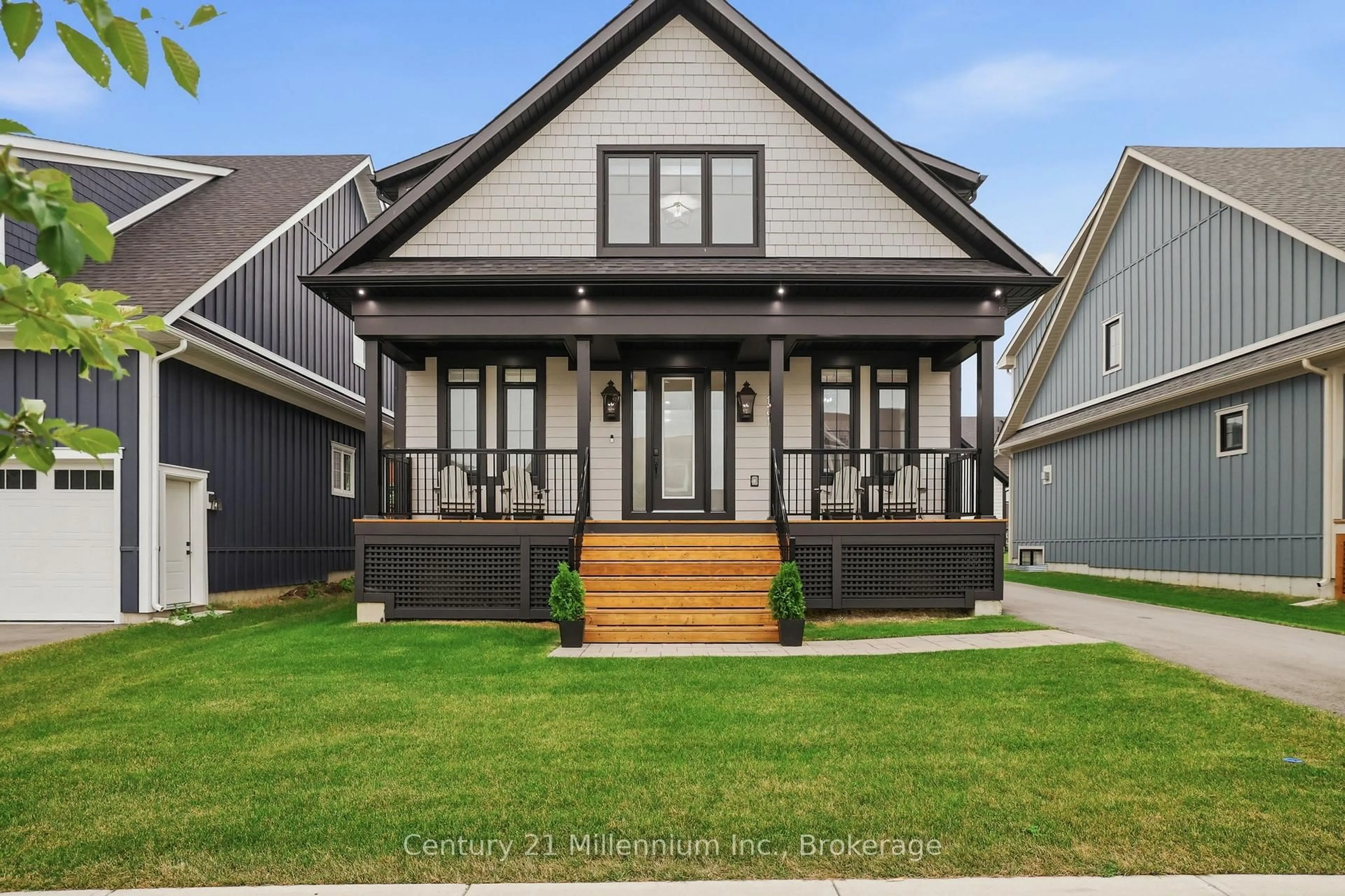 Home with vinyl exterior material, street for 131 Courtland St, Blue Mountains Ontario L9Y 0R4
