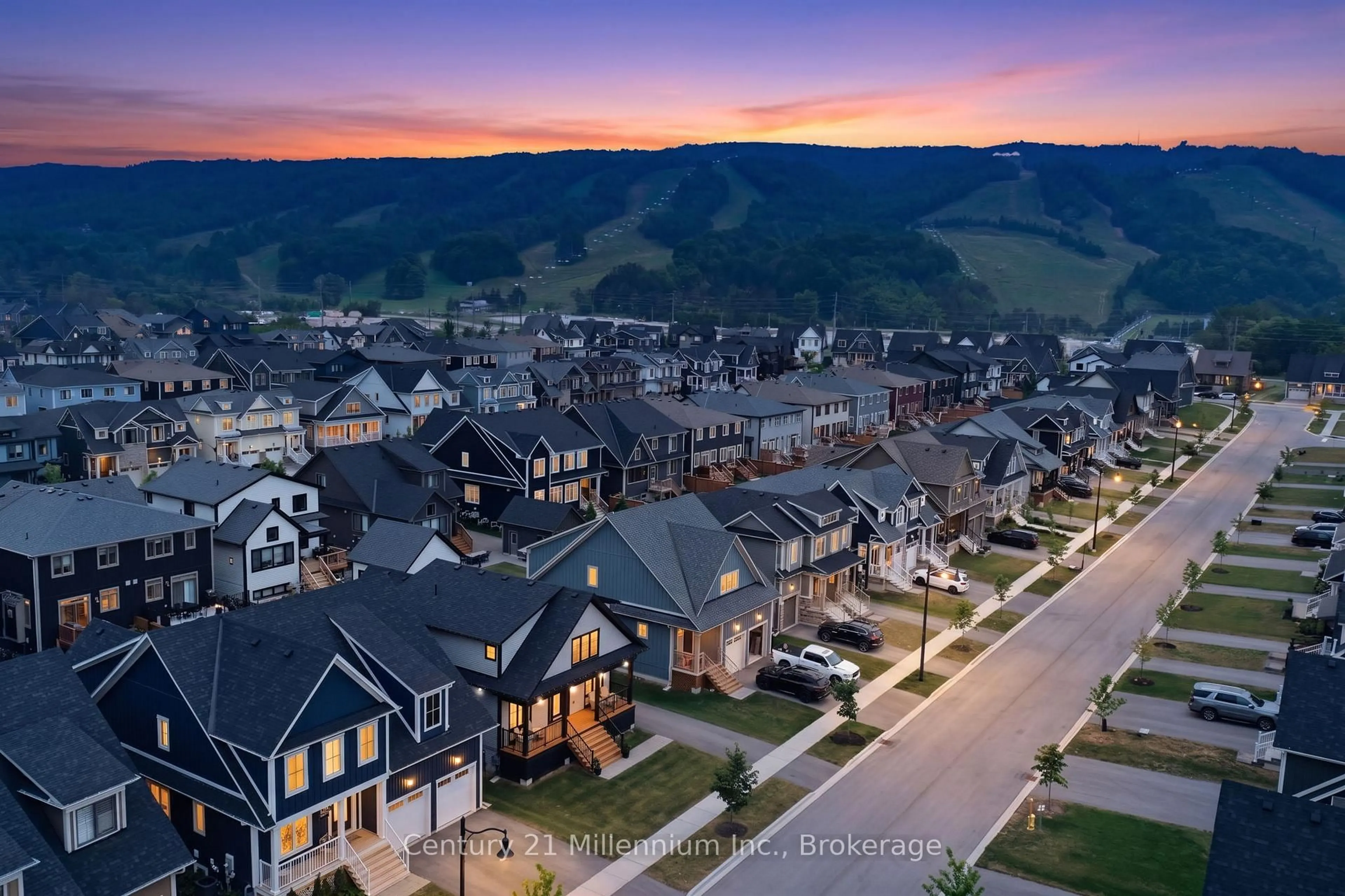 A pic from outside/outdoor area/front of a property/back of a property/a pic from drone, mountain view for 131 Courtland St, Blue Mountains Ontario L9Y 0R4