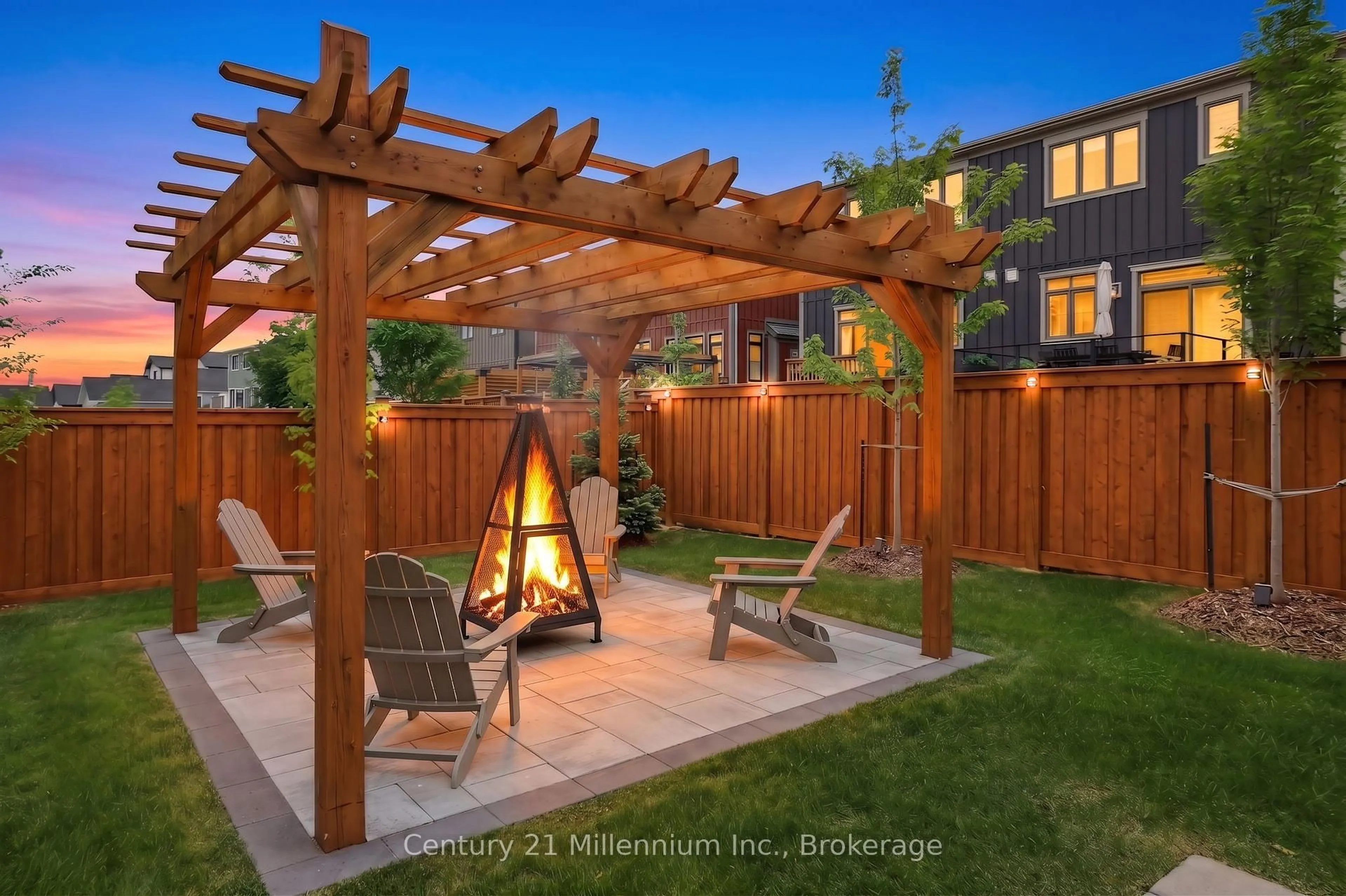 Patio, street for 131 Courtland St, Blue Mountains Ontario L9Y 0R4