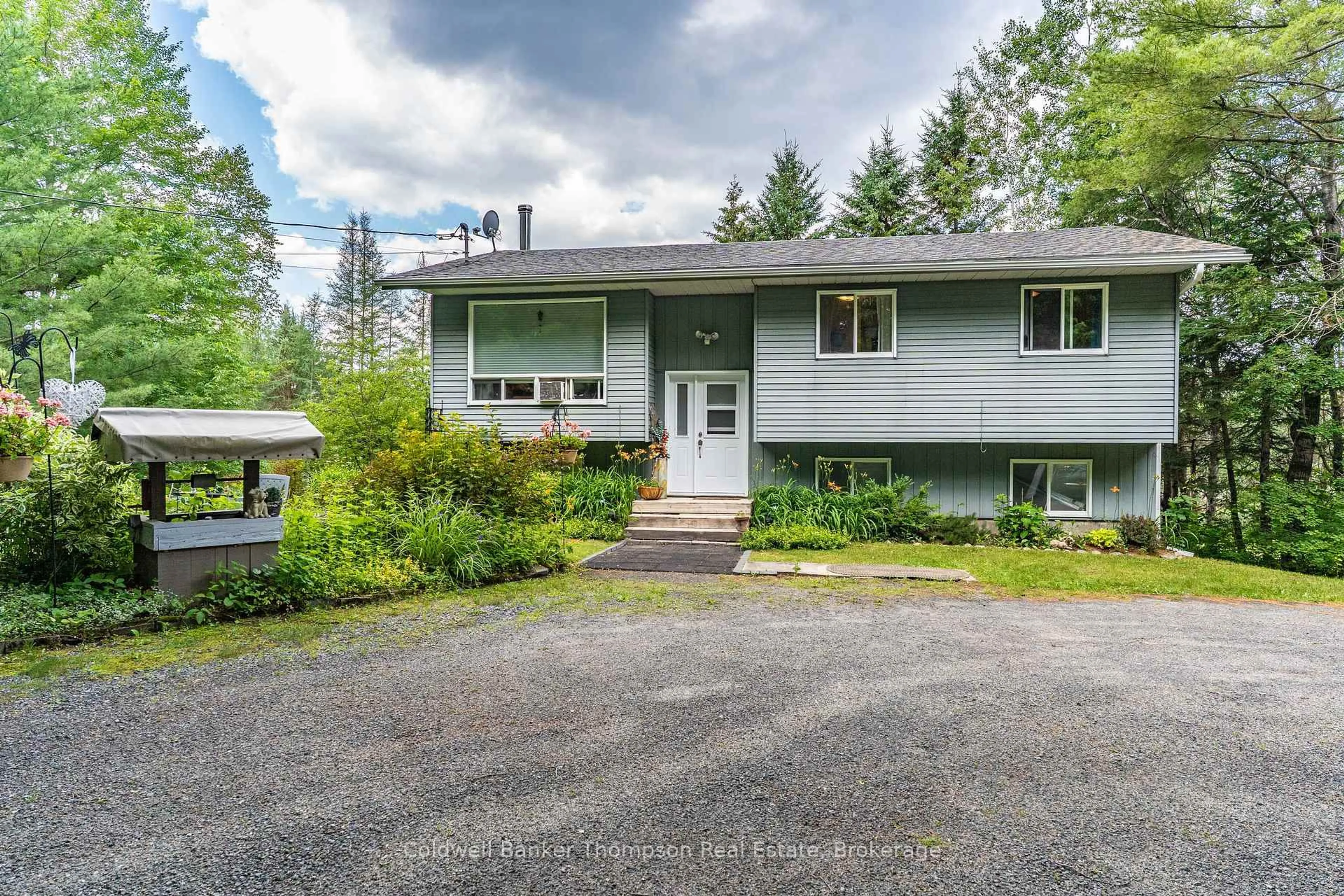 A pic from outside/outdoor area/front of a property/back of a property/a pic from drone, street for 68 Stephenson. 2 Rd, Huntsville Ontario P0B 1L0