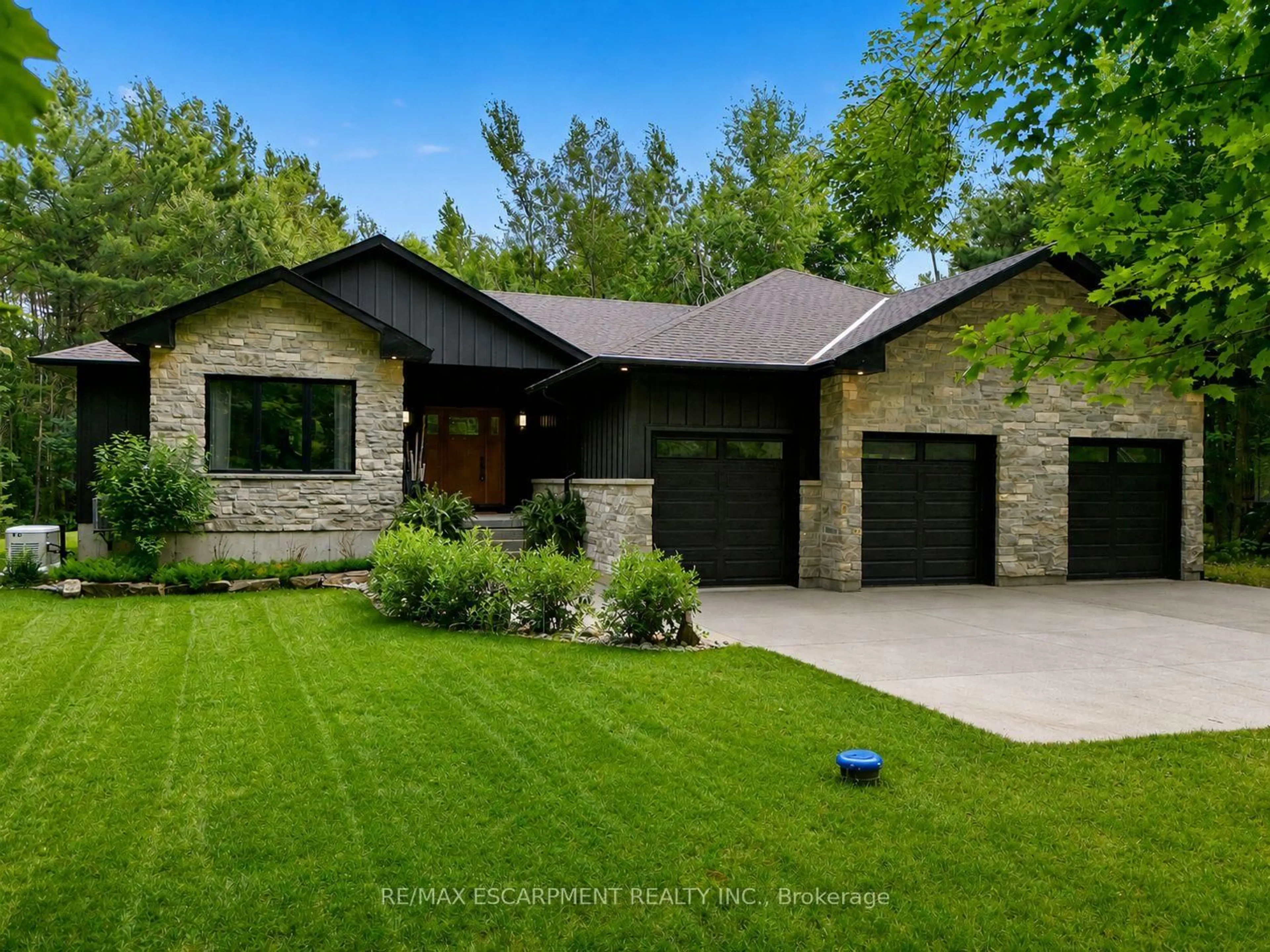 Home with brick exterior material, street for 1039 Xavier St, Gravenhurst Ontario P0E 1G0