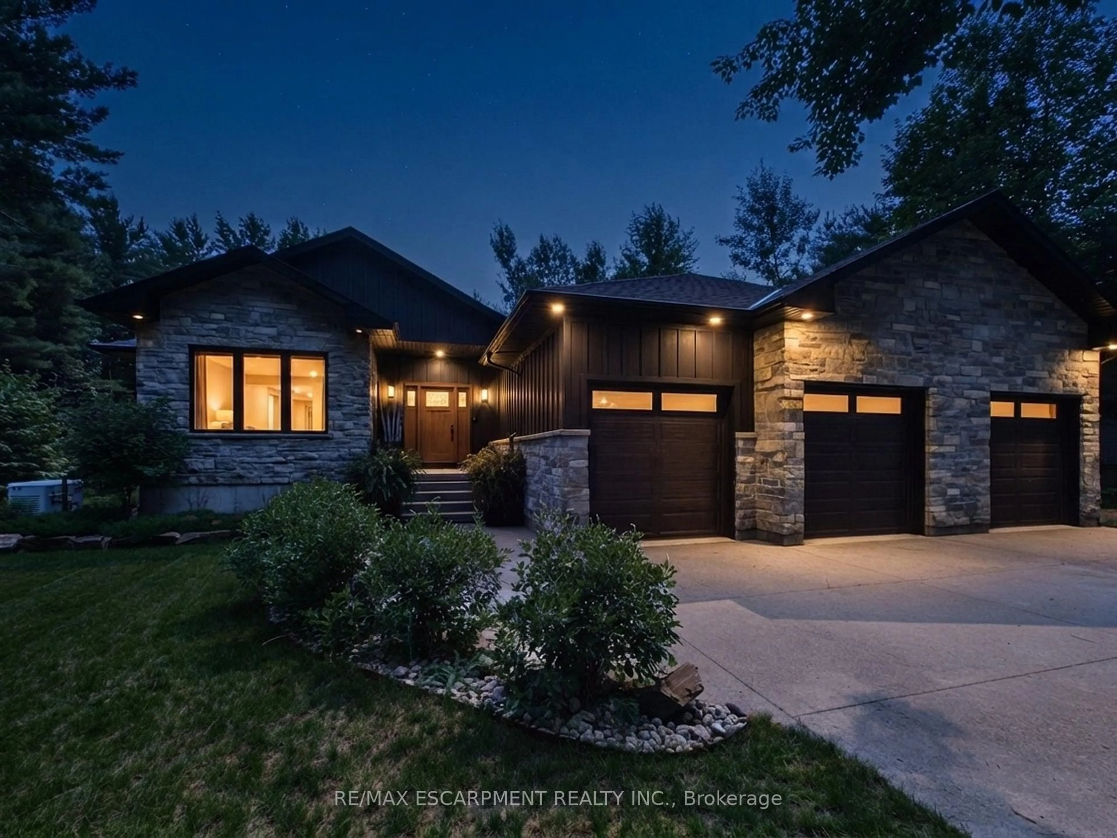 Home with brick exterior material, street for 1039 Xavier St, Gravenhurst Ontario P0E 1G0