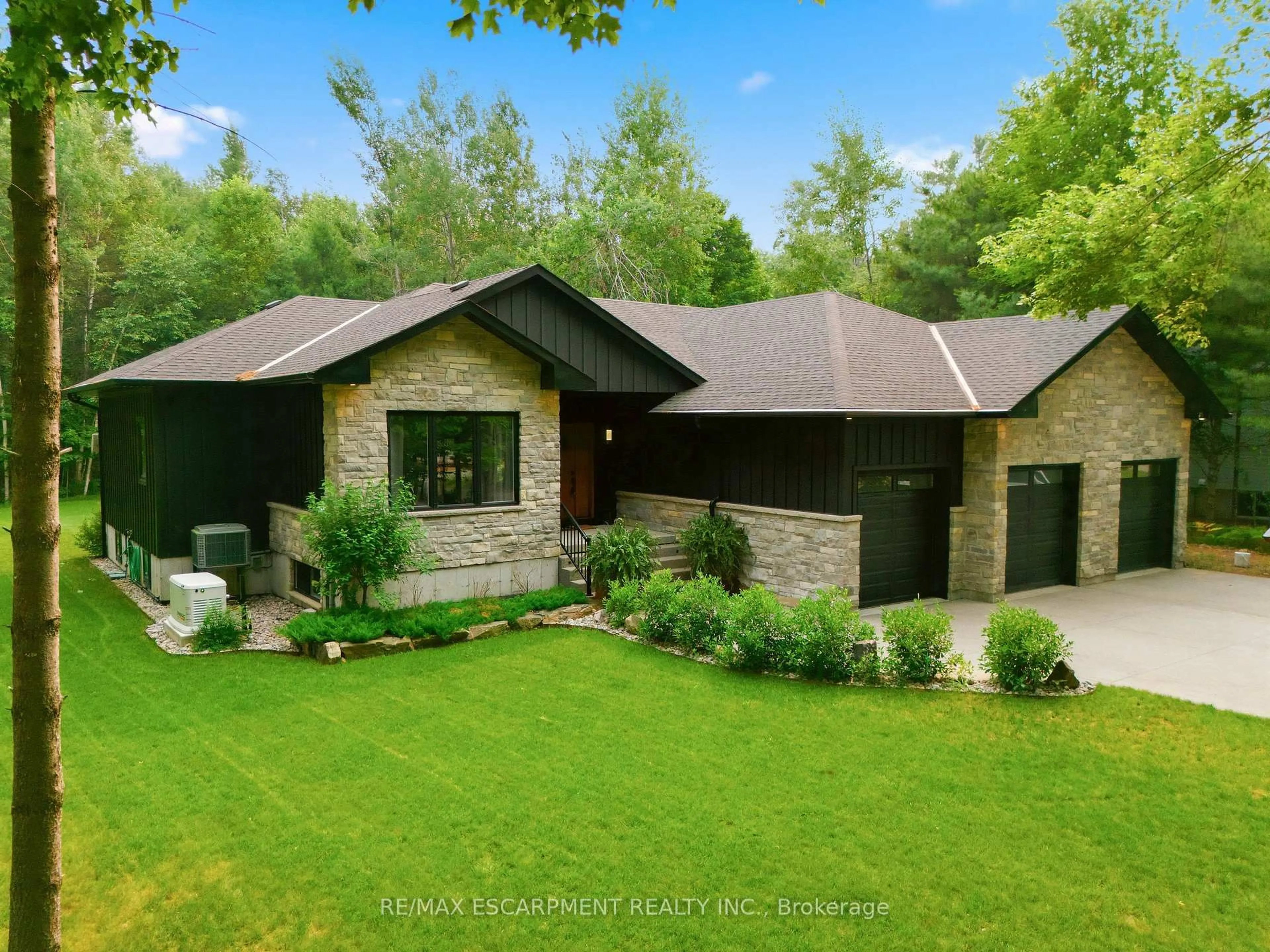 A pic from outside/outdoor area/front of a property/back of a property/a pic from drone, unknown for 1039 Xavier St, Gravenhurst Ontario P0E 1G0