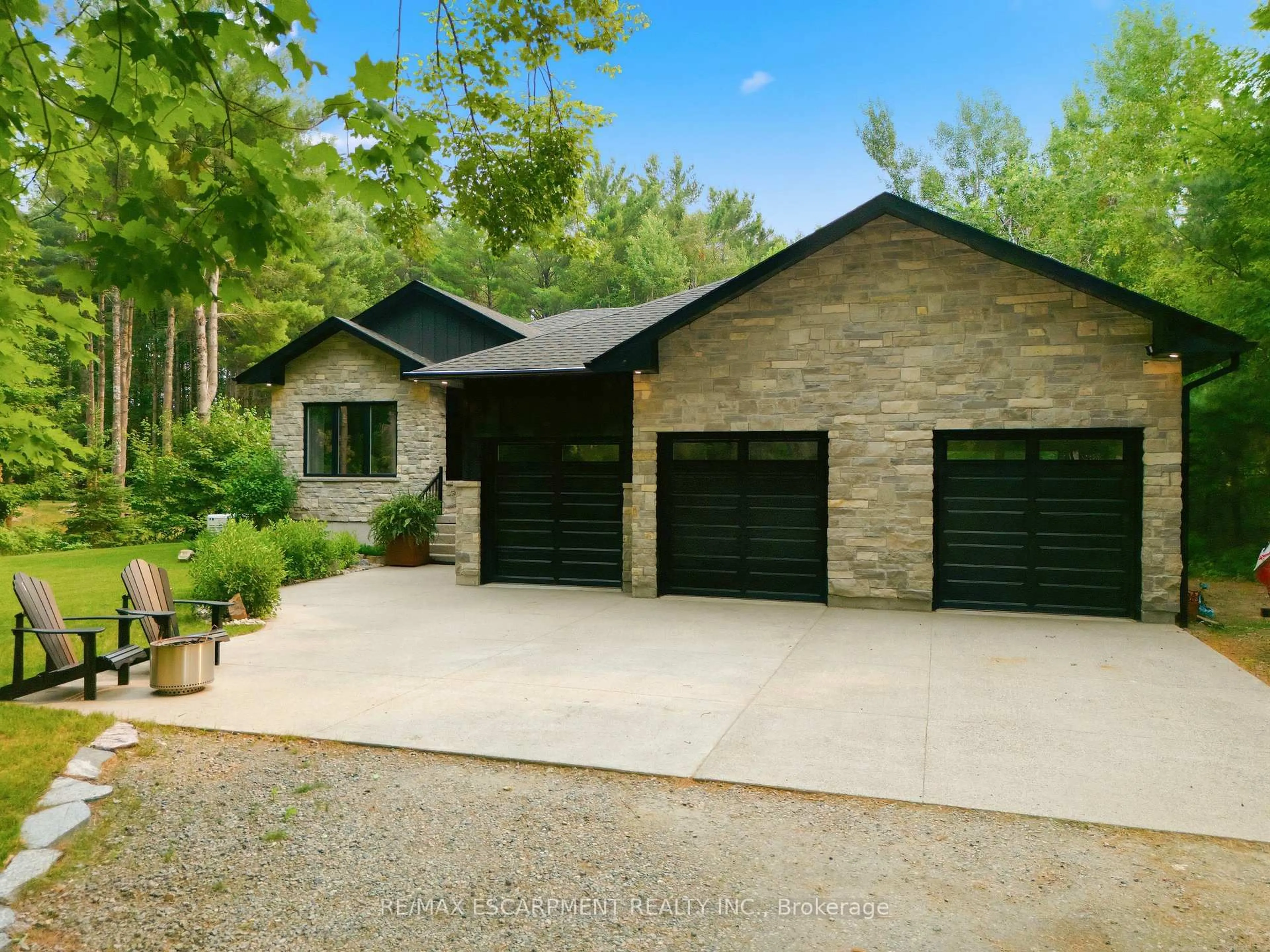 Home with brick exterior material, street for 1039 Xavier St, Gravenhurst Ontario P0E 1G0