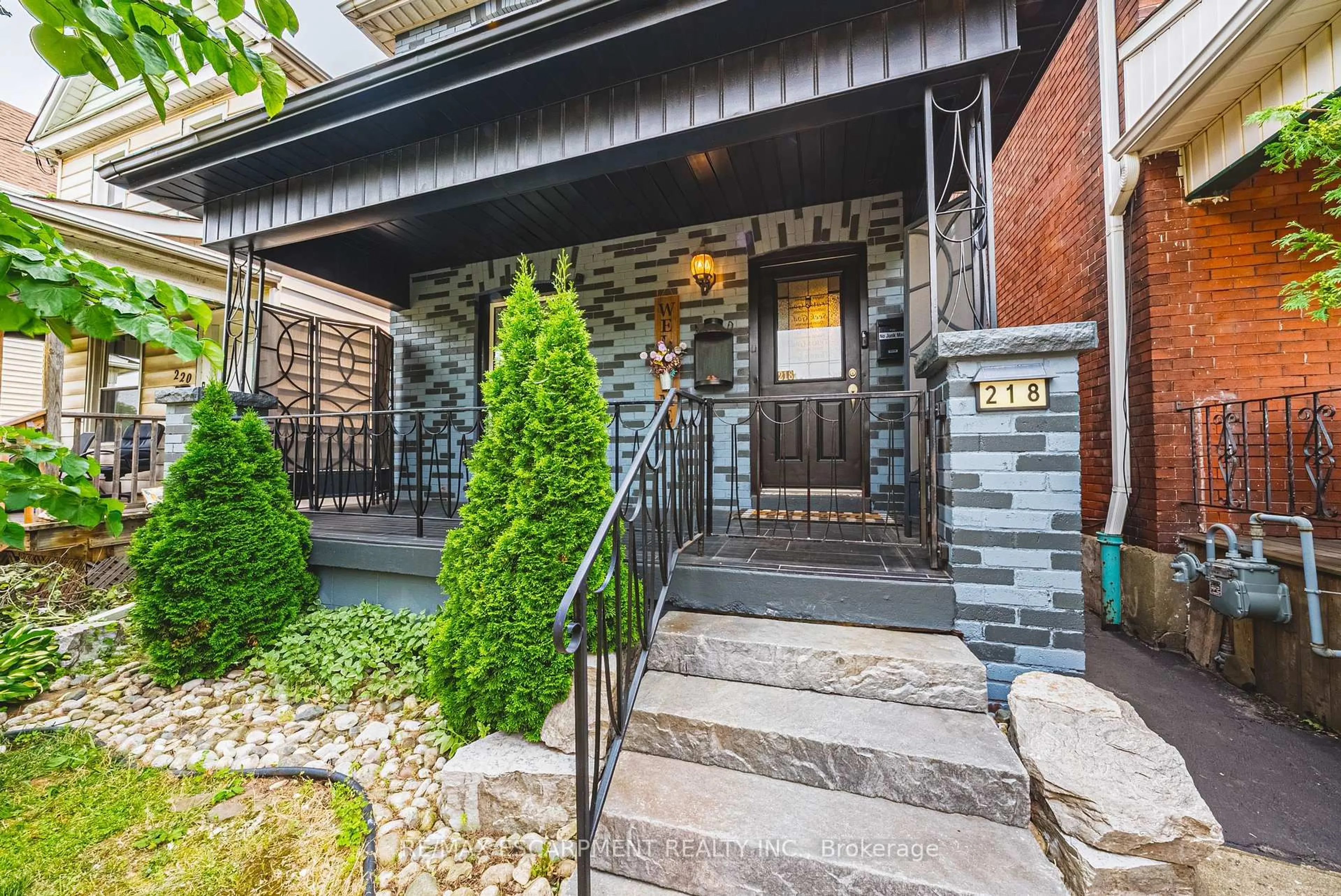 Home with brick exterior material, street for 218 Grosvenor Ave, Hamilton Ontario L8L 7S9