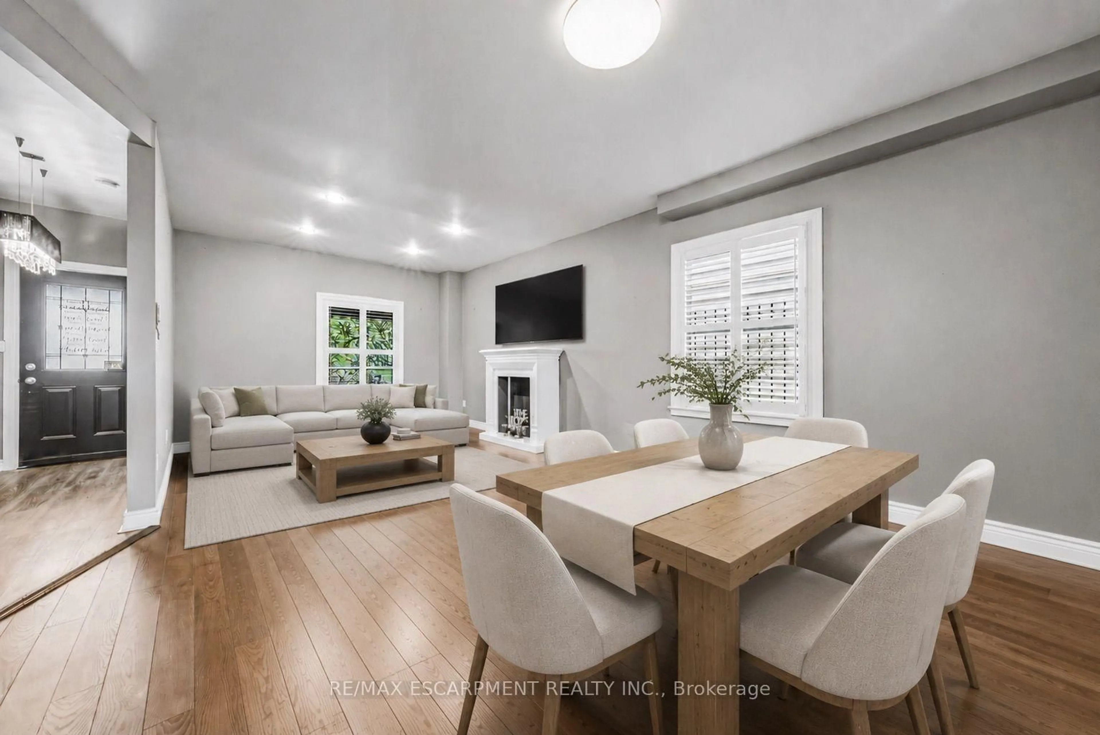 Living room with furniture, unknown for 218 Grosvenor Ave, Hamilton Ontario L8L 7S9