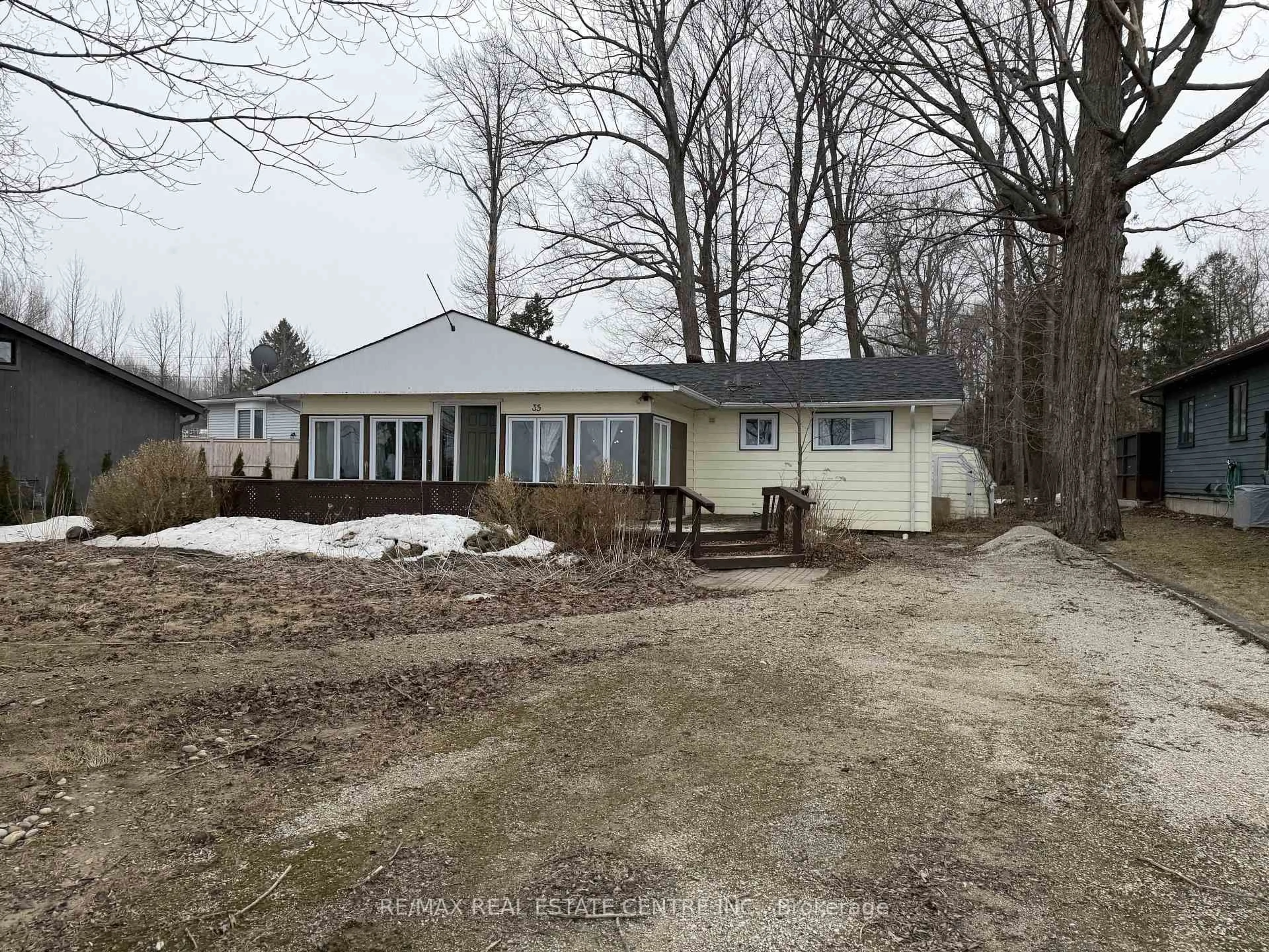 A pic from outside/outdoor area/front of a property/back of a property/a pic from drone, unknown for 35 Lakeside Ave, Meaford Ontario N4L 1A7