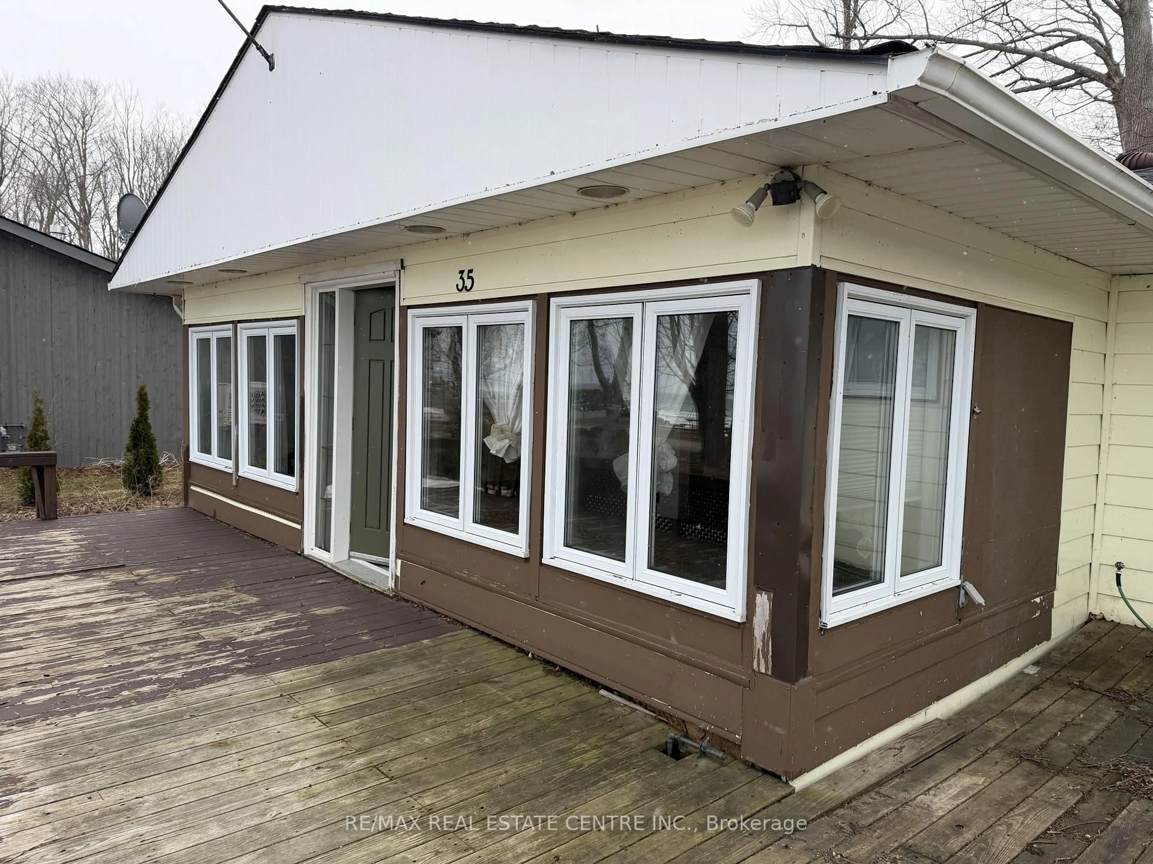 Home with vinyl exterior material, building for 35 Lakeside Ave, Meaford Ontario N4L 1A7