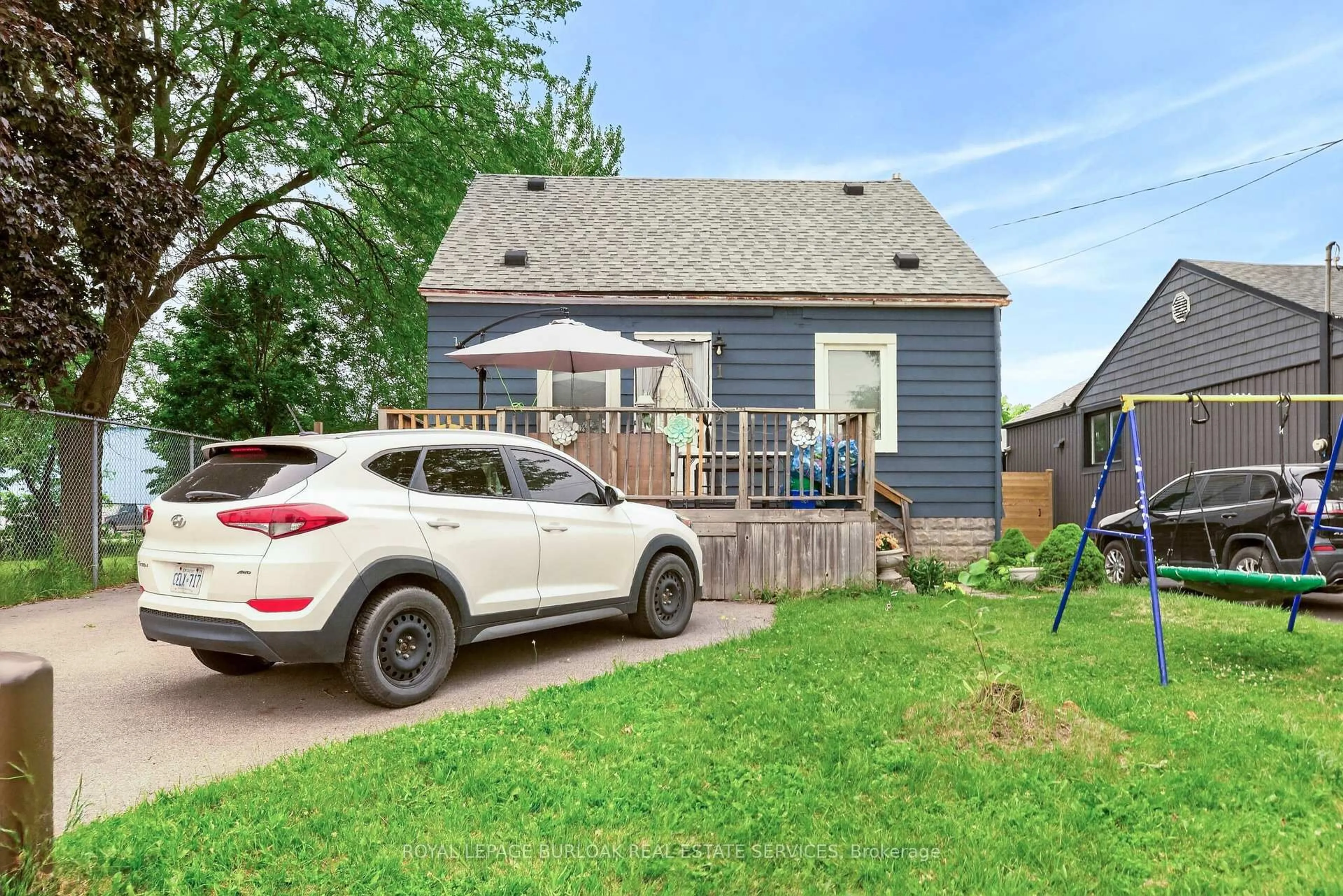A pic from outside/outdoor area/front of a property/back of a property/a pic from drone, street for 1 Mahony Ave, Hamilton Ontario L8H 3C3