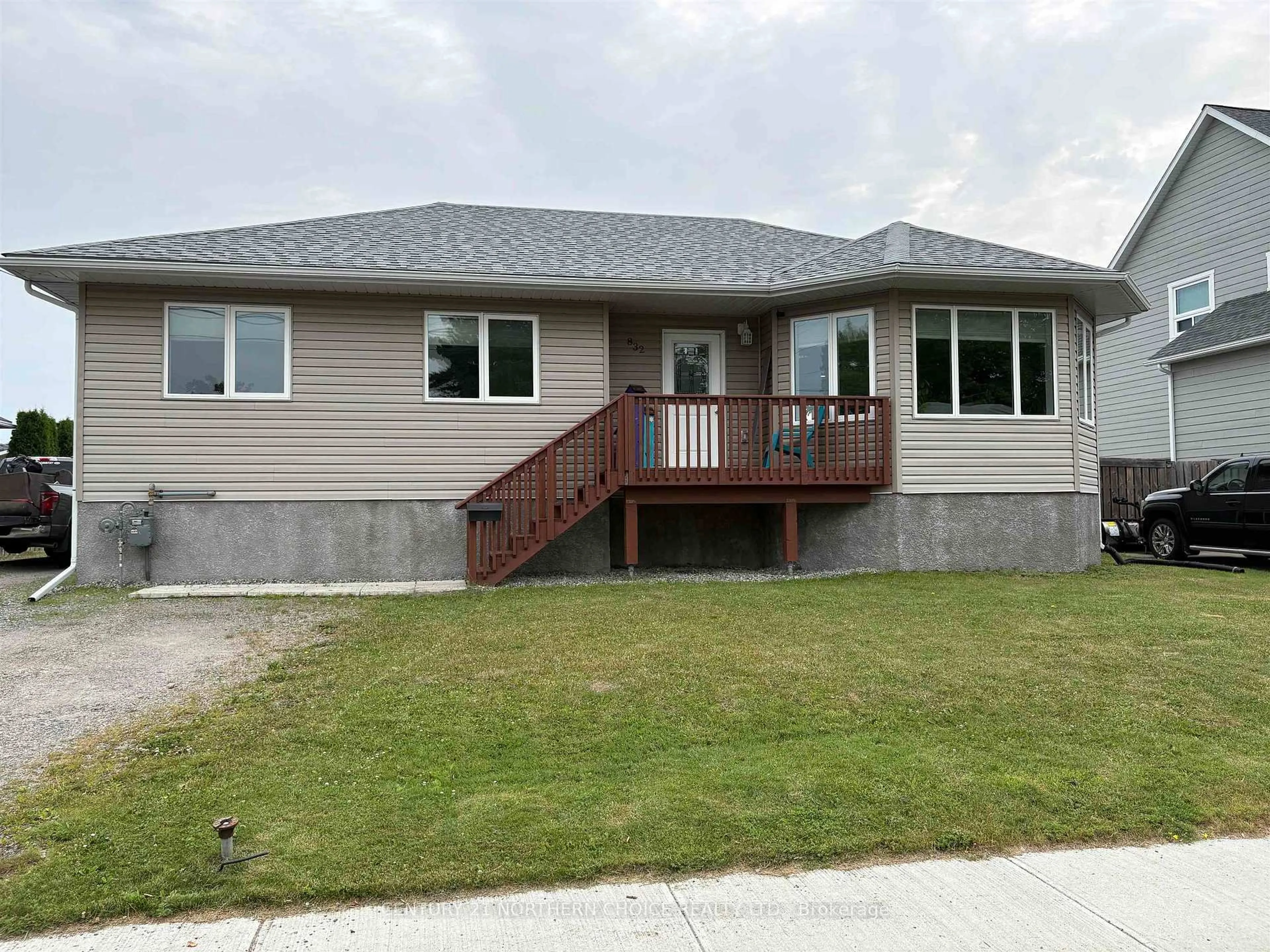 Home with vinyl exterior material, street for 832 Williams Ave, Fort Frances Ontario P9A 0A5