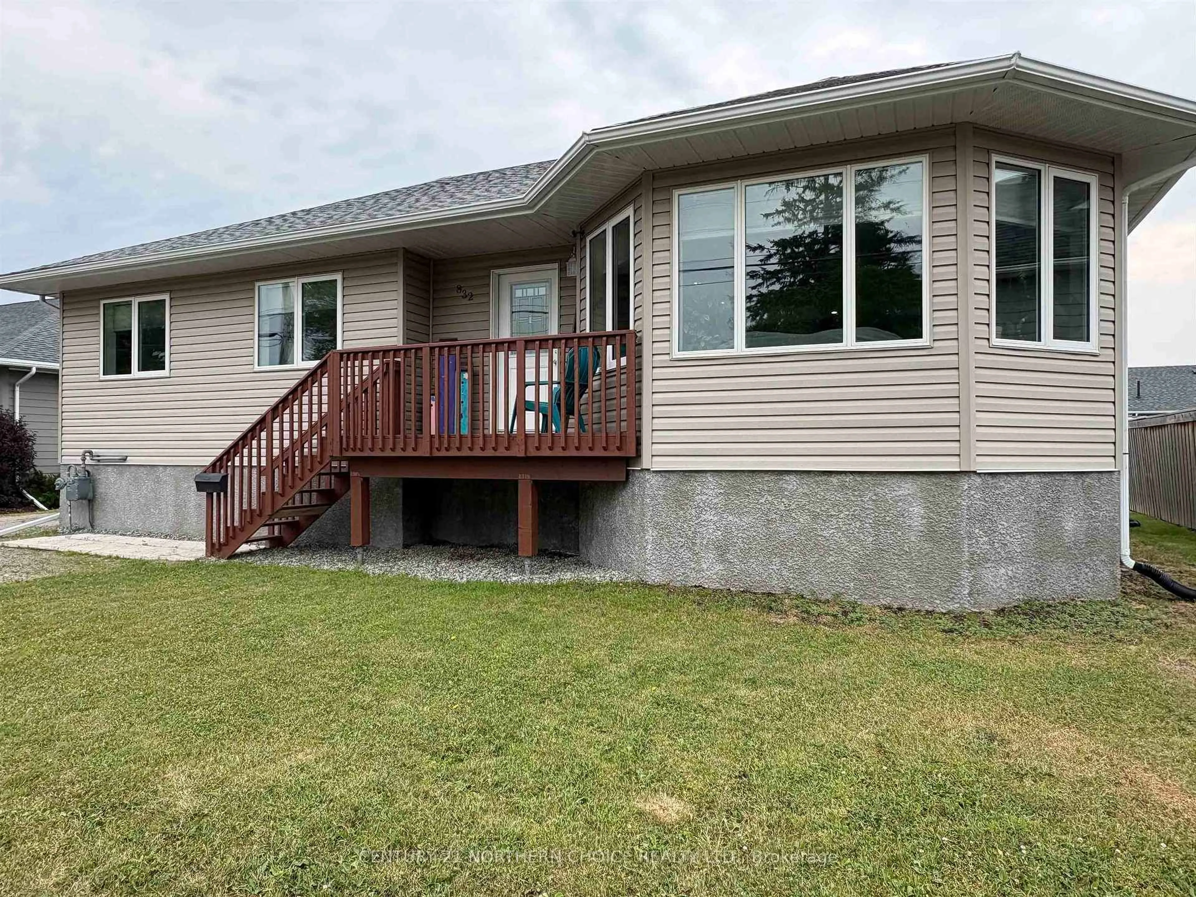 Home with vinyl exterior material, unknown for 832 Williams Ave, Fort Frances Ontario P9A 0A5