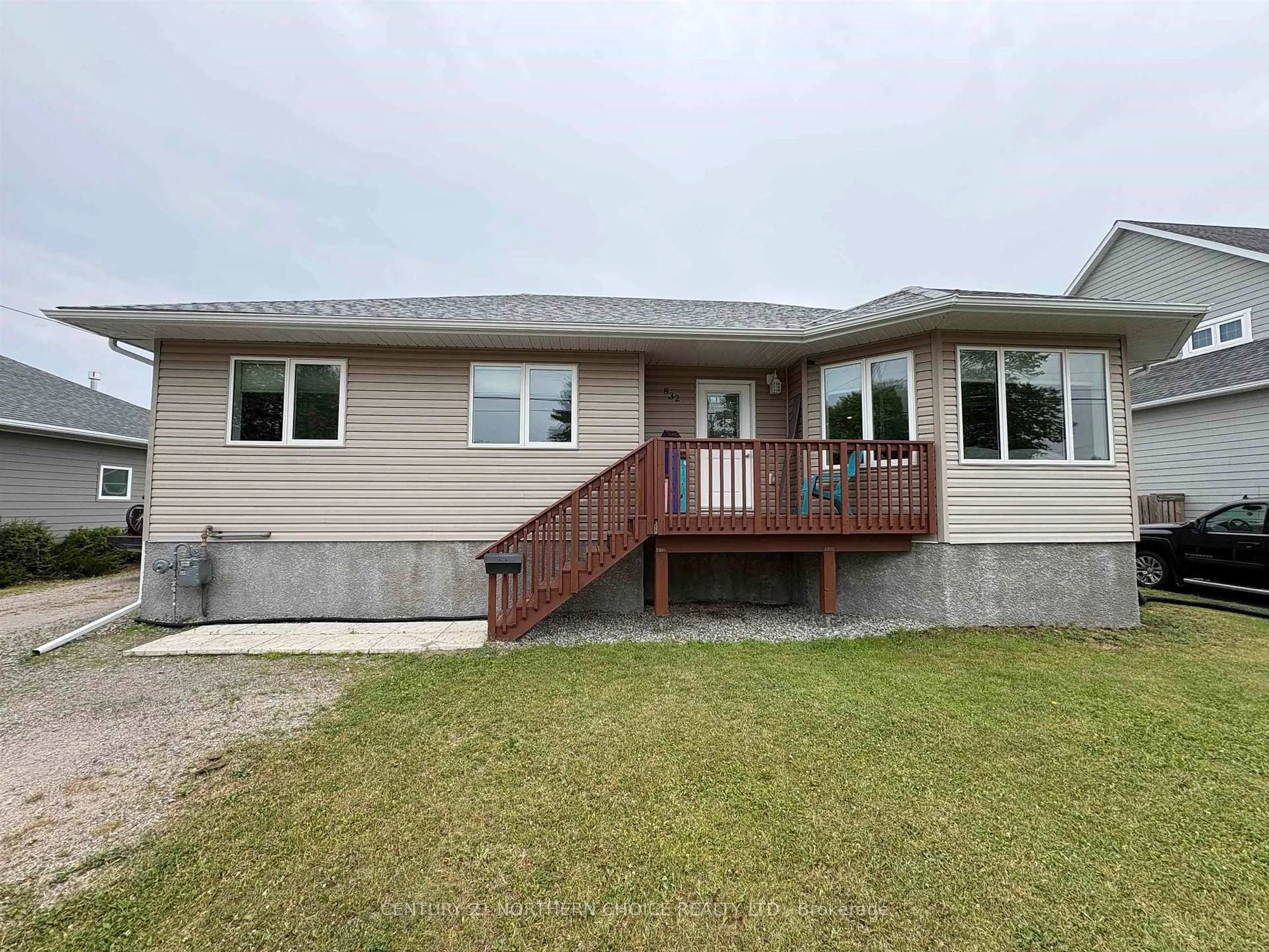A pic from outside/outdoor area/front of a property/back of a property/a pic from drone, building for 832 Williams Ave, Fort Frances Ontario P9A 0A5