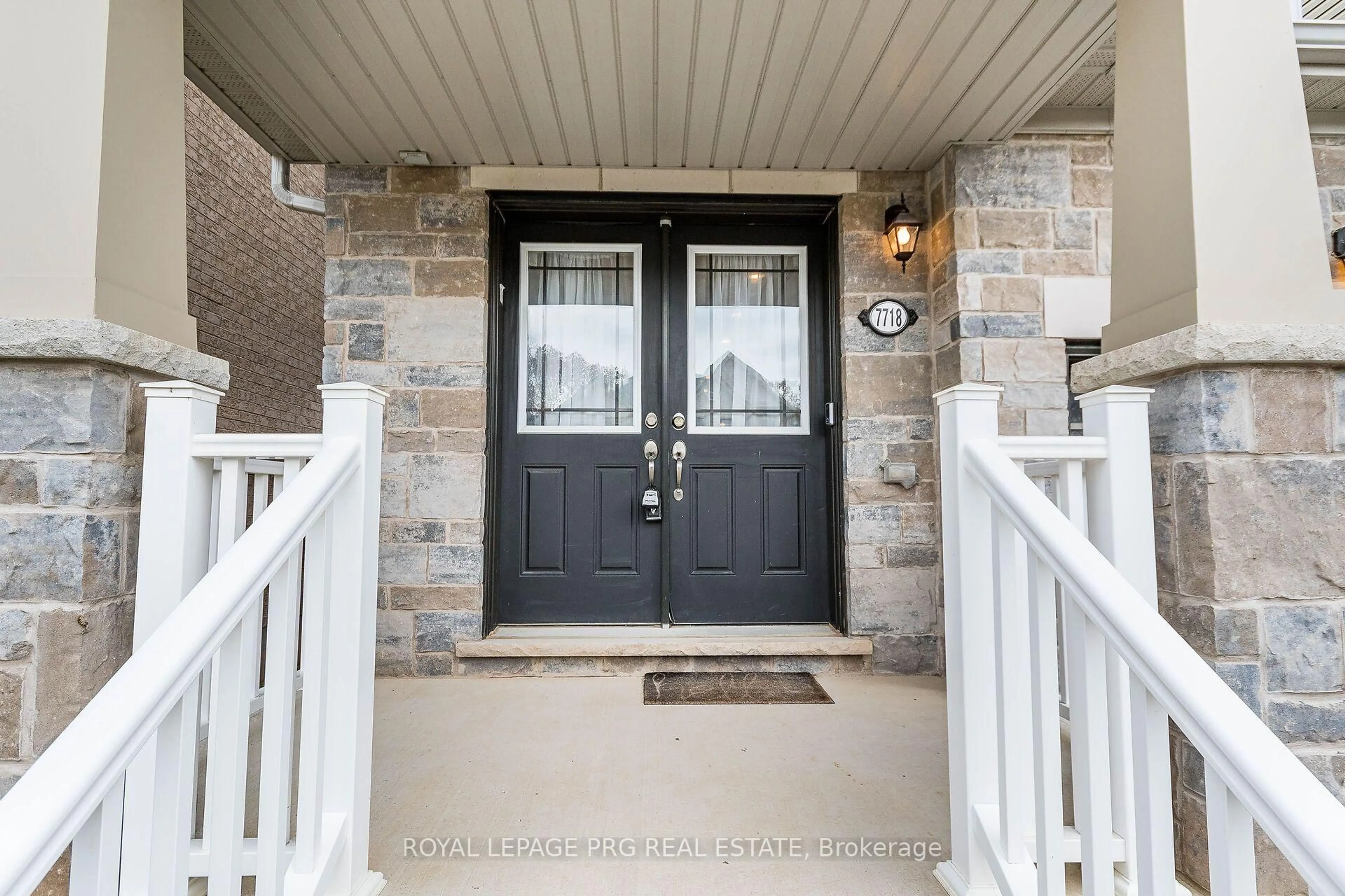 Indoor entryway for 7718 Buckeye Cres, Niagara Falls Ontario L2H 2Y6