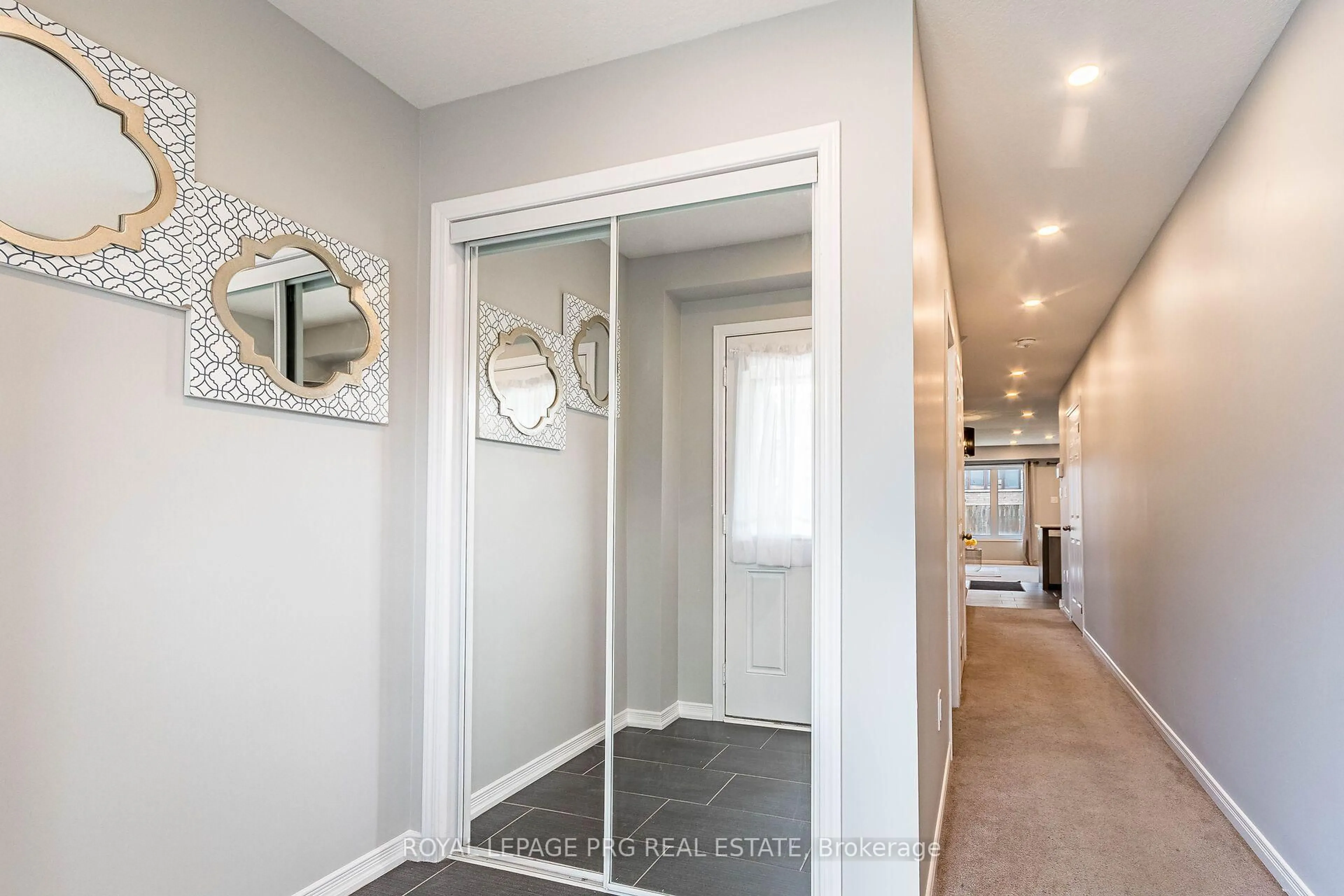 Indoor entryway for 7718 Buckeye Cres, Niagara Falls Ontario L2H 2Y6