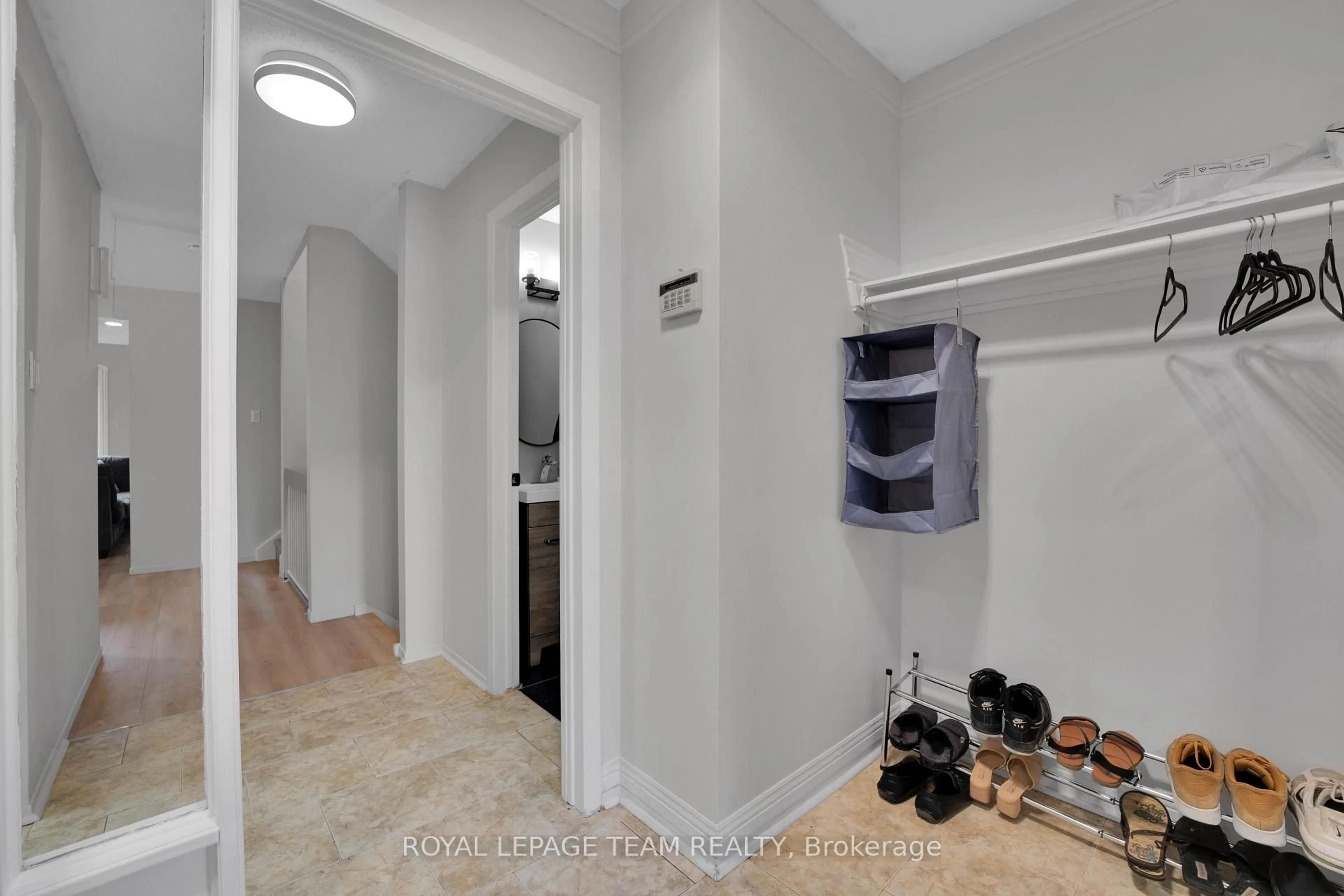 Indoor entryway for 282 Dalehurst Dr, Ottawa Ontario K2G 4J5