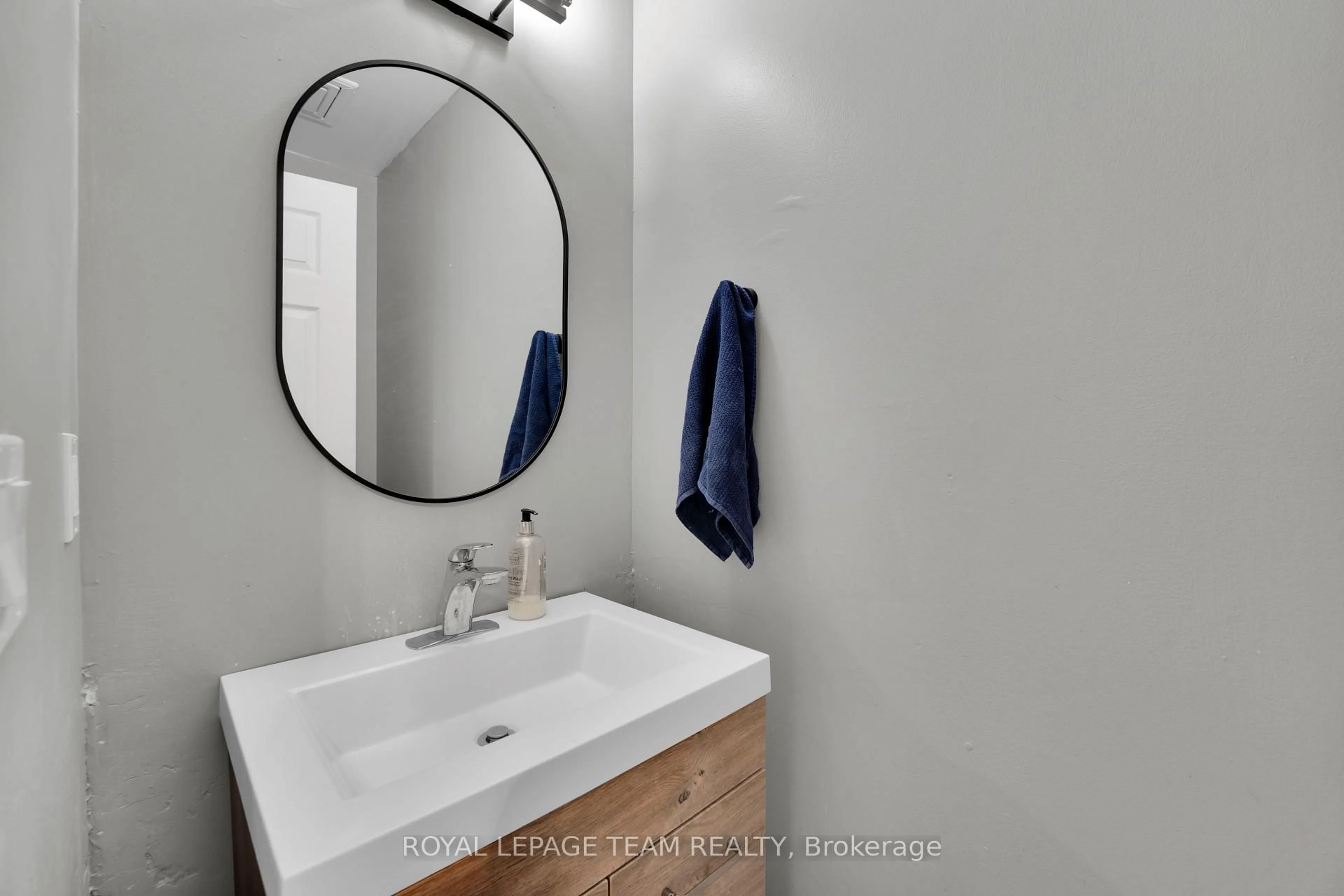 Contemporary bathroom, ceramic/tile floor for 282 Dalehurst Dr, Ottawa Ontario K2G 4J5