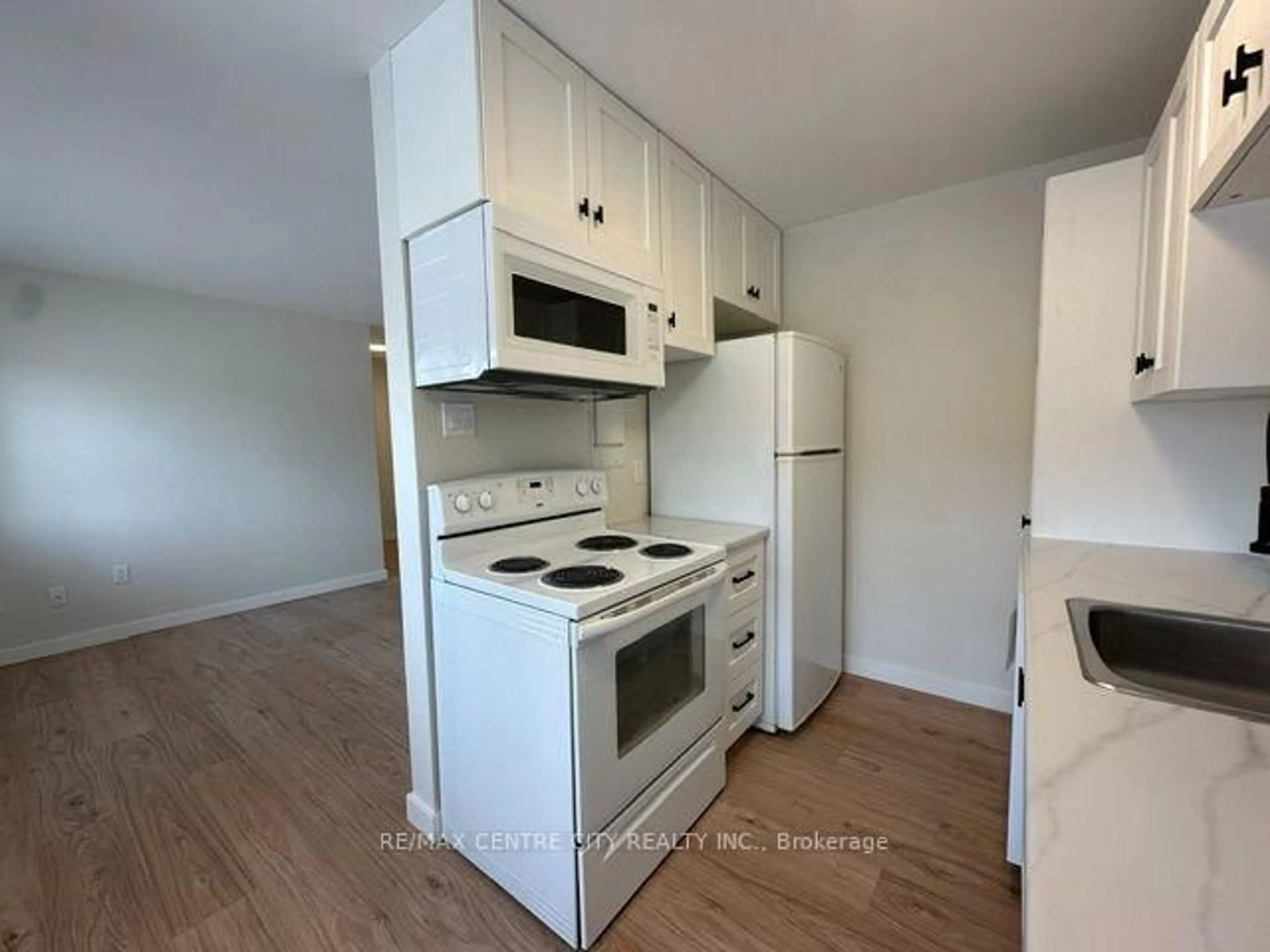 Standard kitchen, wood/laminate floor for 1172 Hamilton Rd #208, London East Ontario N5W 1A9