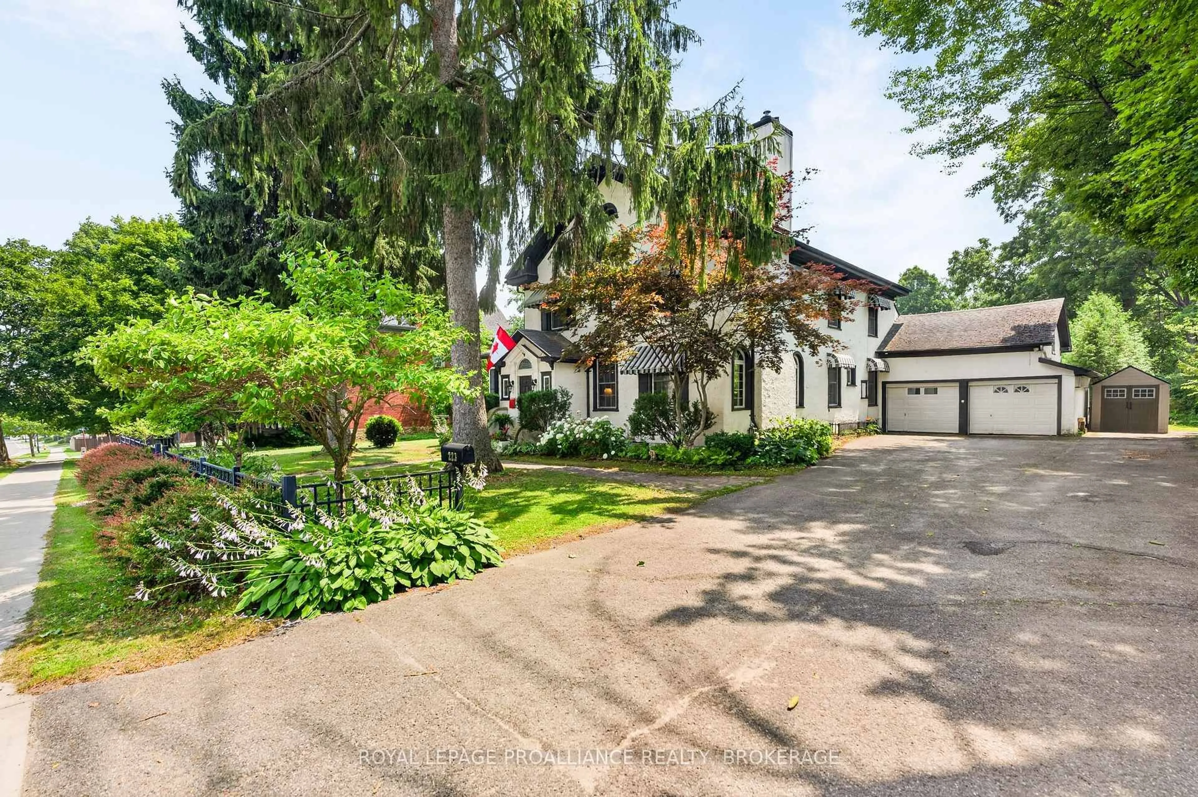 A pic from outside/outdoor area/front of a property/back of a property/a pic from drone, street for 223 King St, Gananoque Ontario K7G 2G7