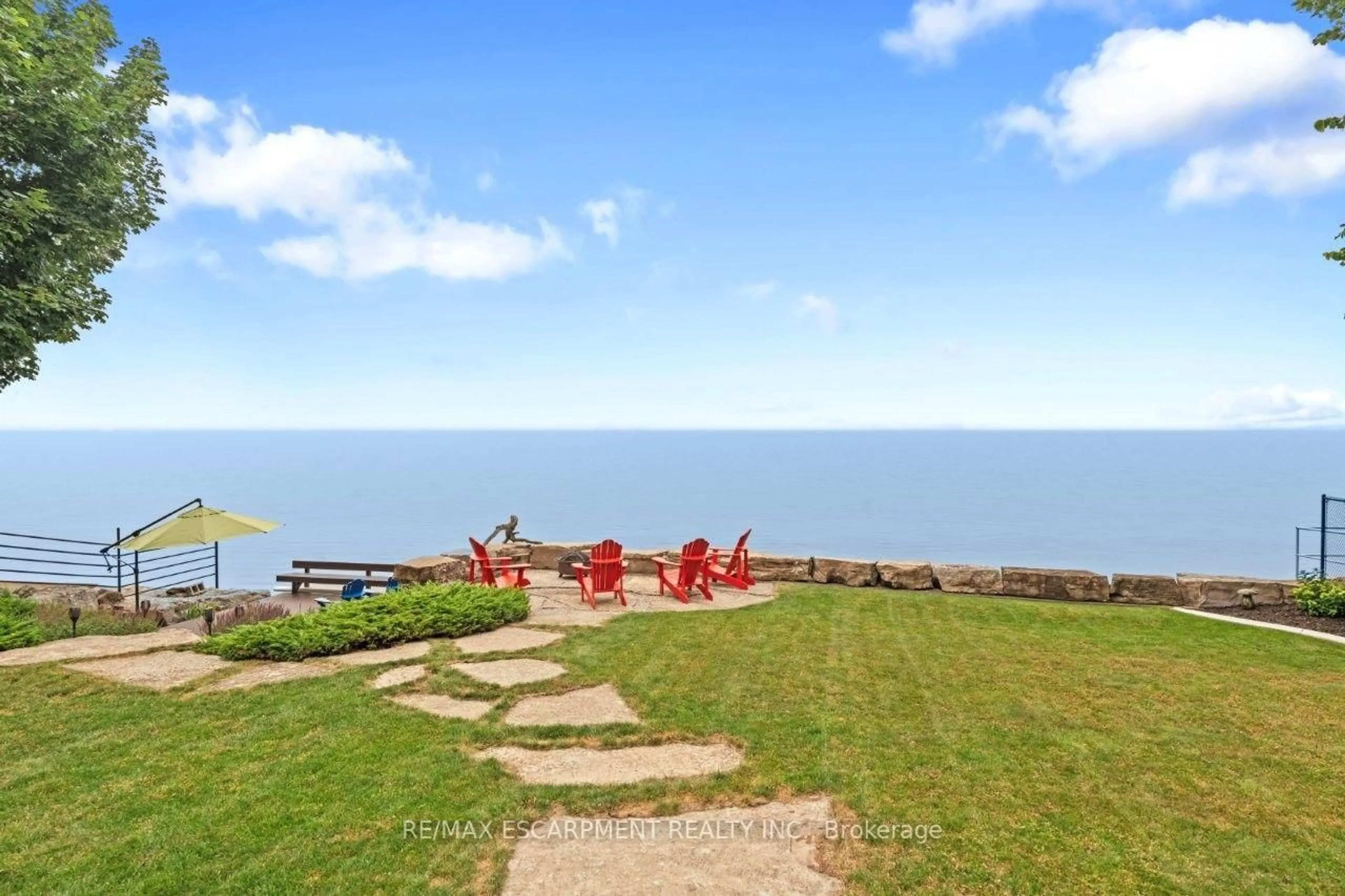 A pic from outside/outdoor area/front of a property/back of a property/a pic from drone, water/lake/river/ocean view for 42 Lakeside Dr, Grimsby Ontario L3M 2L2