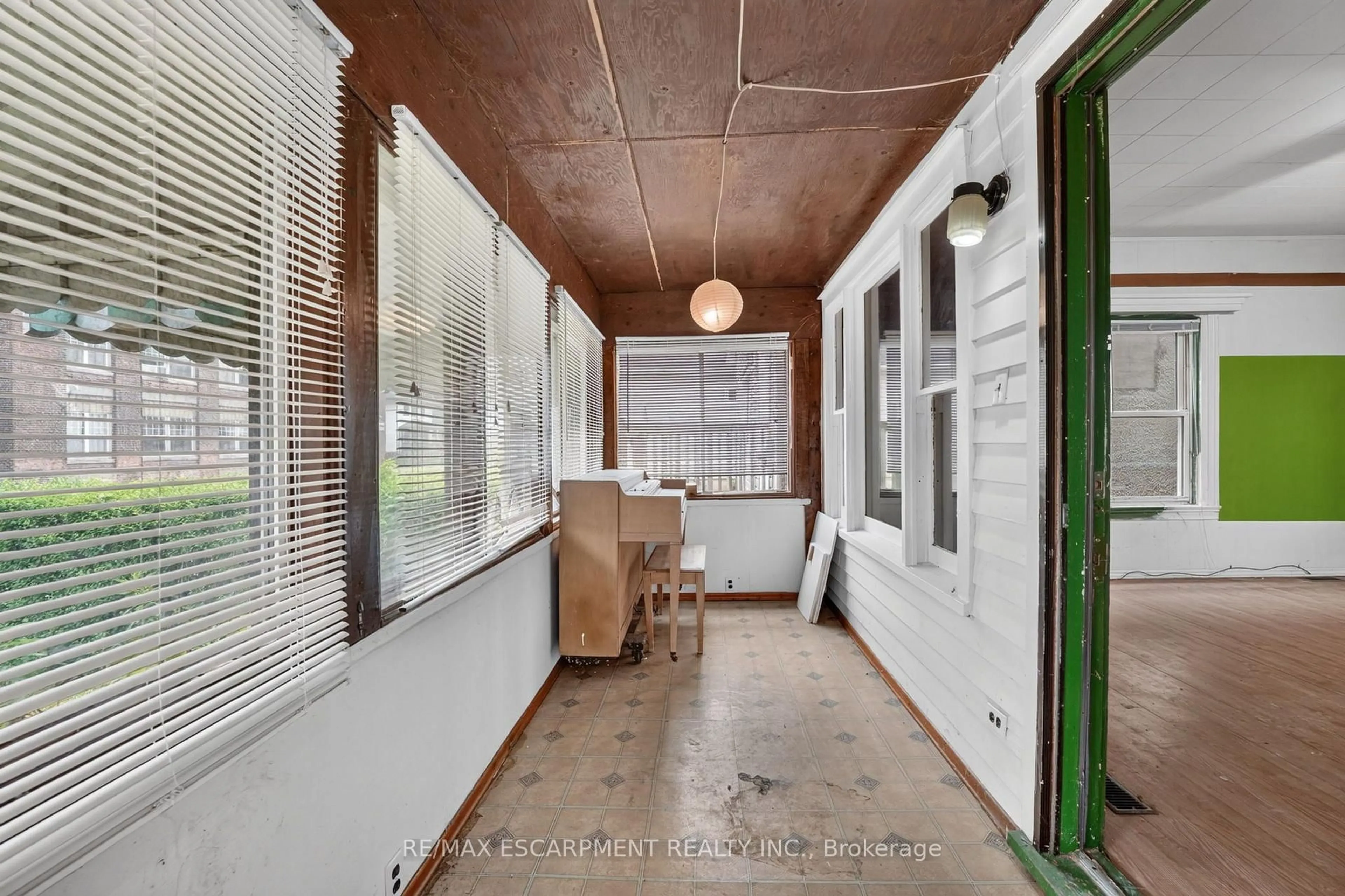 Unknown for 37 Page St, St. Catharines Ontario L2R 4A6