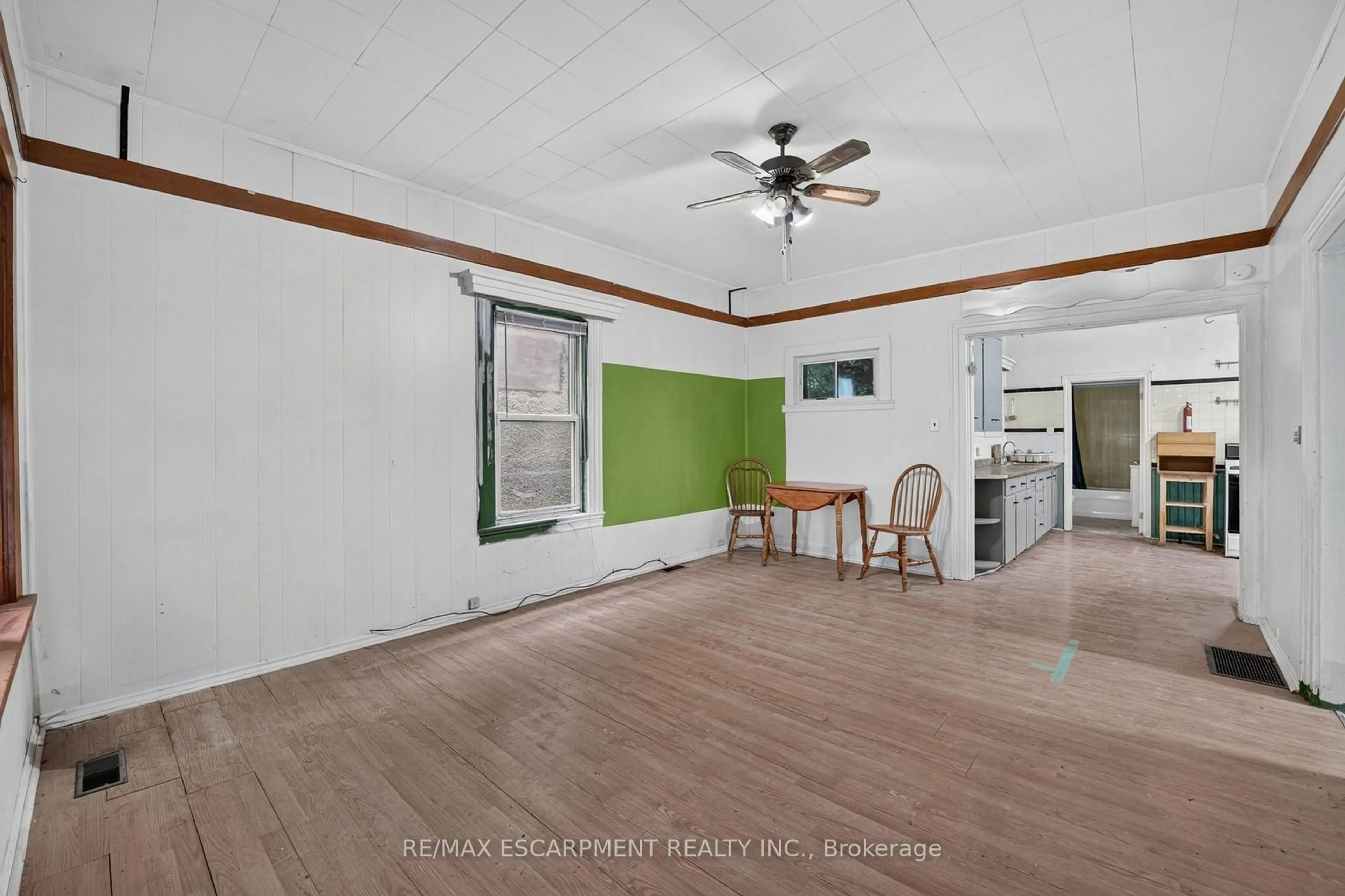 A pic of a room for 37 Page St, St. Catharines Ontario L2R 4A6