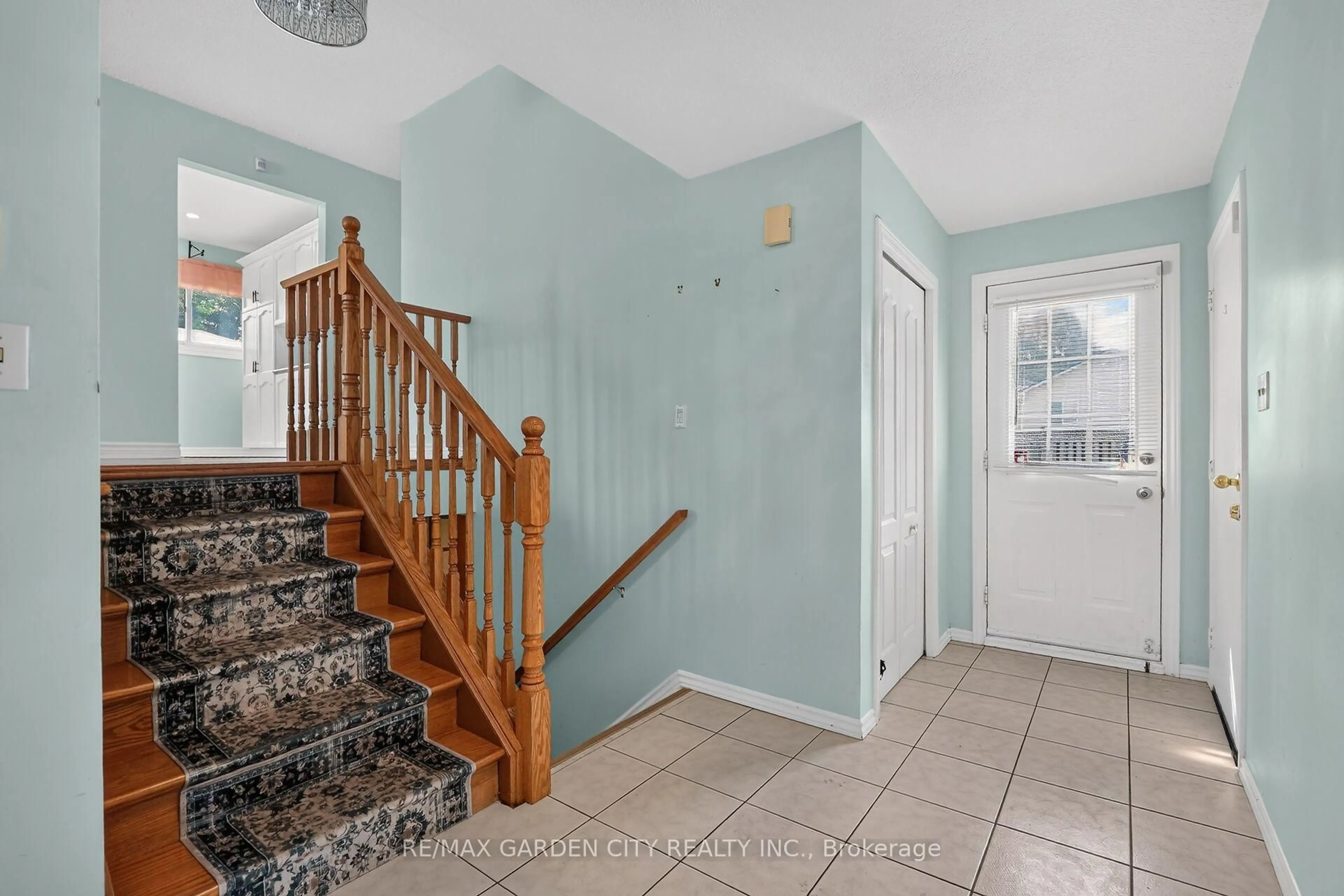 Indoor entryway for 186 Glenmor Dr, Haldimand Ontario N0A 1A0