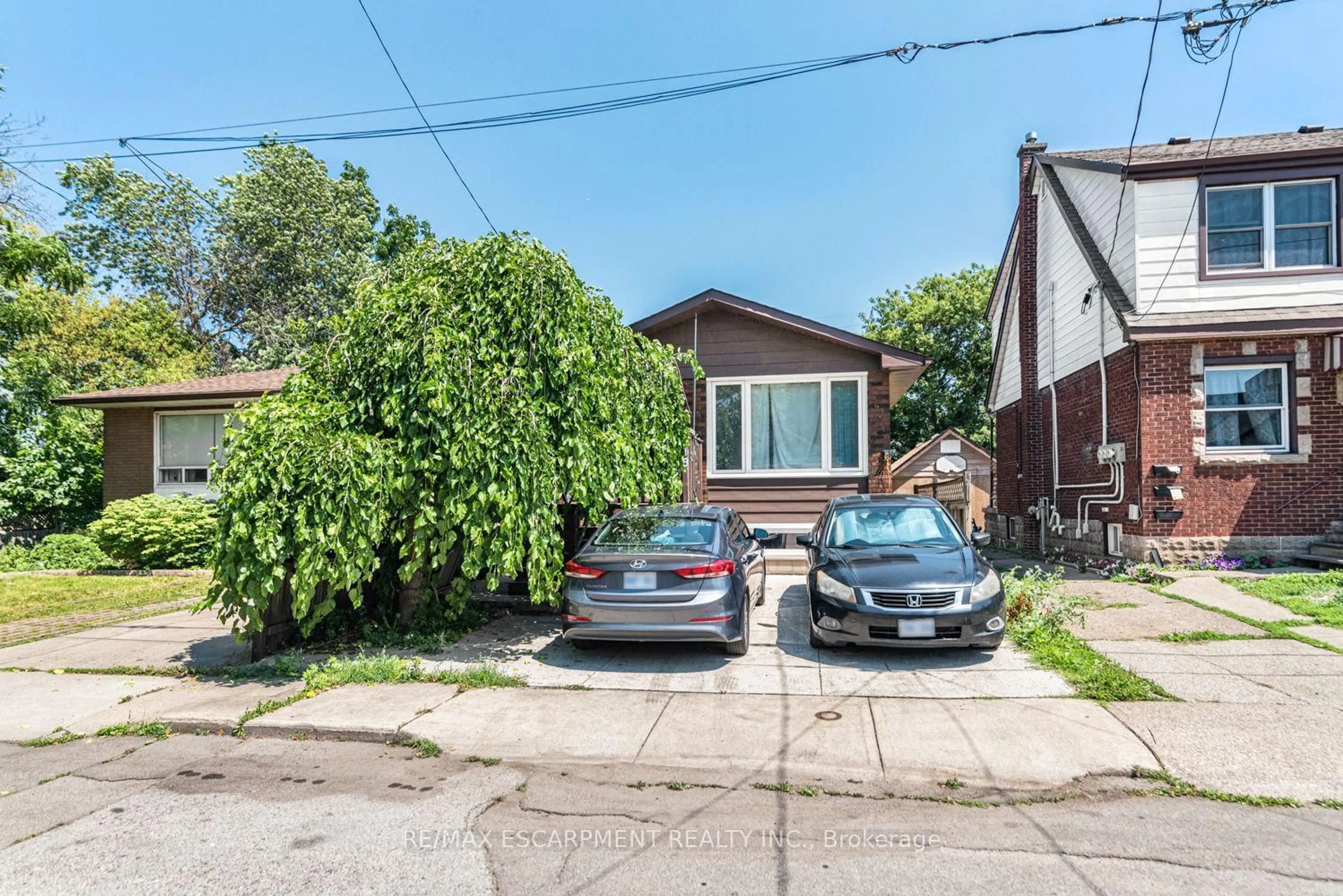 A pic from outside/outdoor area/front of a property/back of a property/a pic from drone, street for 418 Fairfield Ave, Hamilton Ontario L8H 5H9