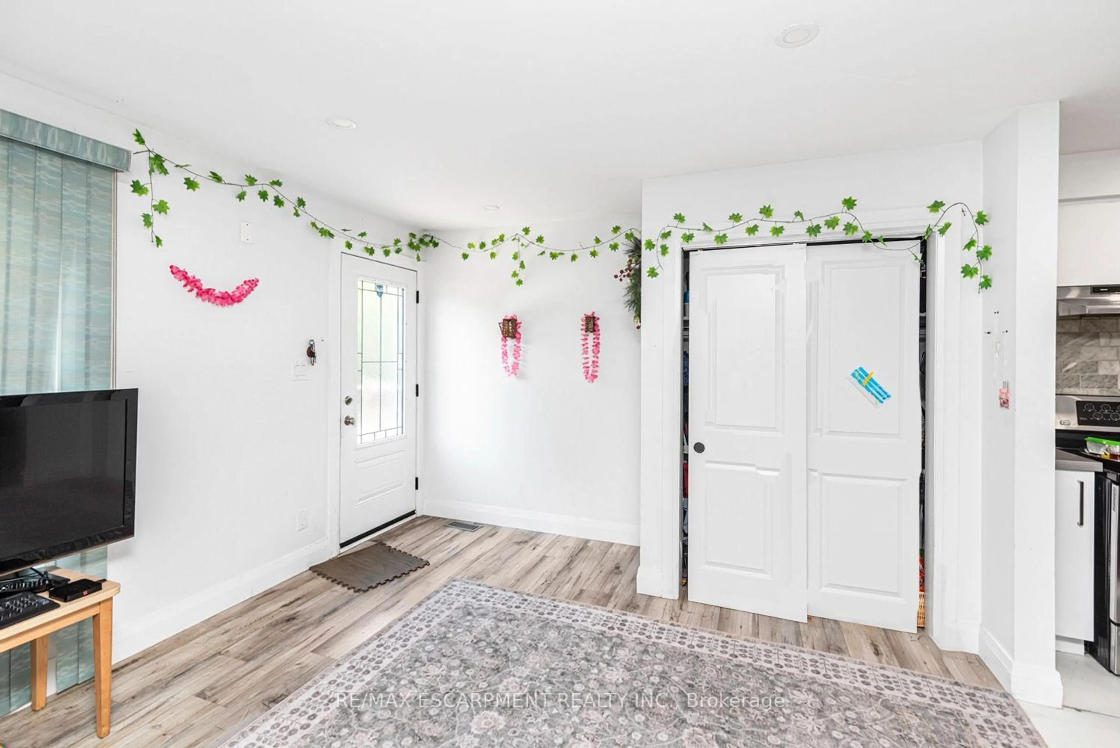 Indoor entryway for 418 Fairfield Ave, Hamilton Ontario L8H 5H9