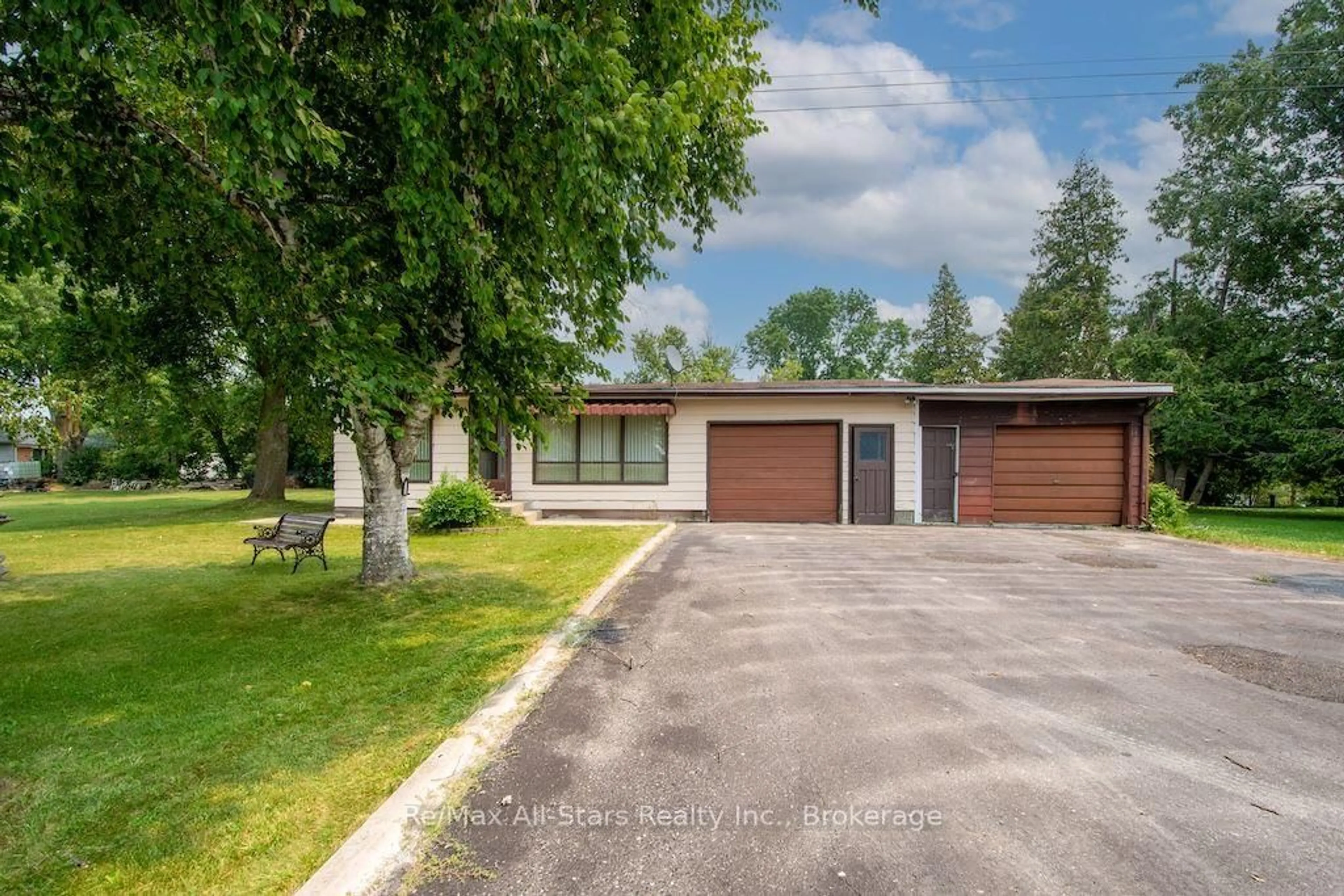 A pic from outside/outdoor area/front of a property/back of a property/a pic from drone, street for 9 Jones Ave, Kawartha Lakes Ontario K0M 1G0