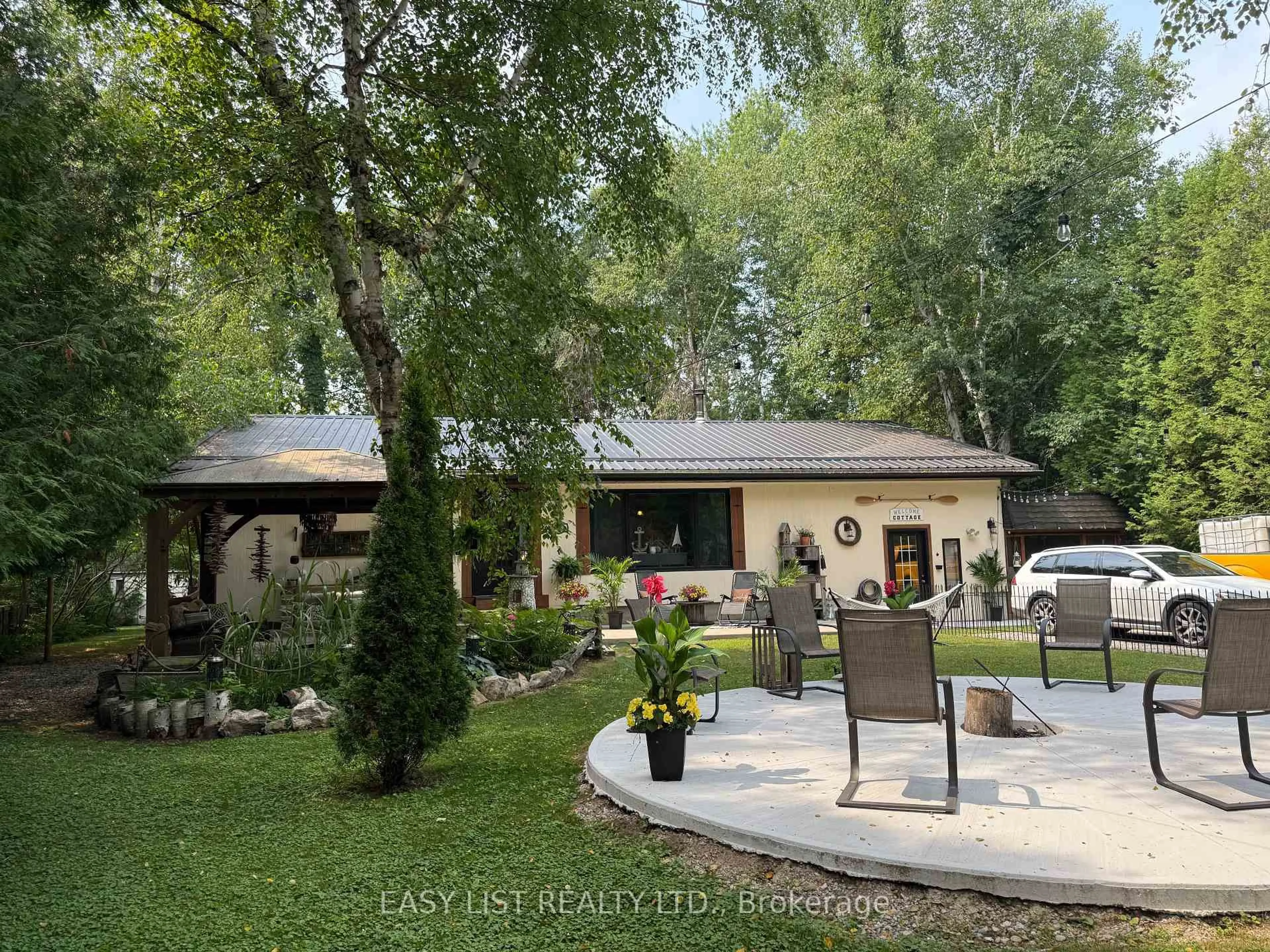 A pic from outside/outdoor area/front of a property/back of a property/a pic from drone, unknown for 6087 Birch Lane, Lambton Shores Ontario N0N 1J1