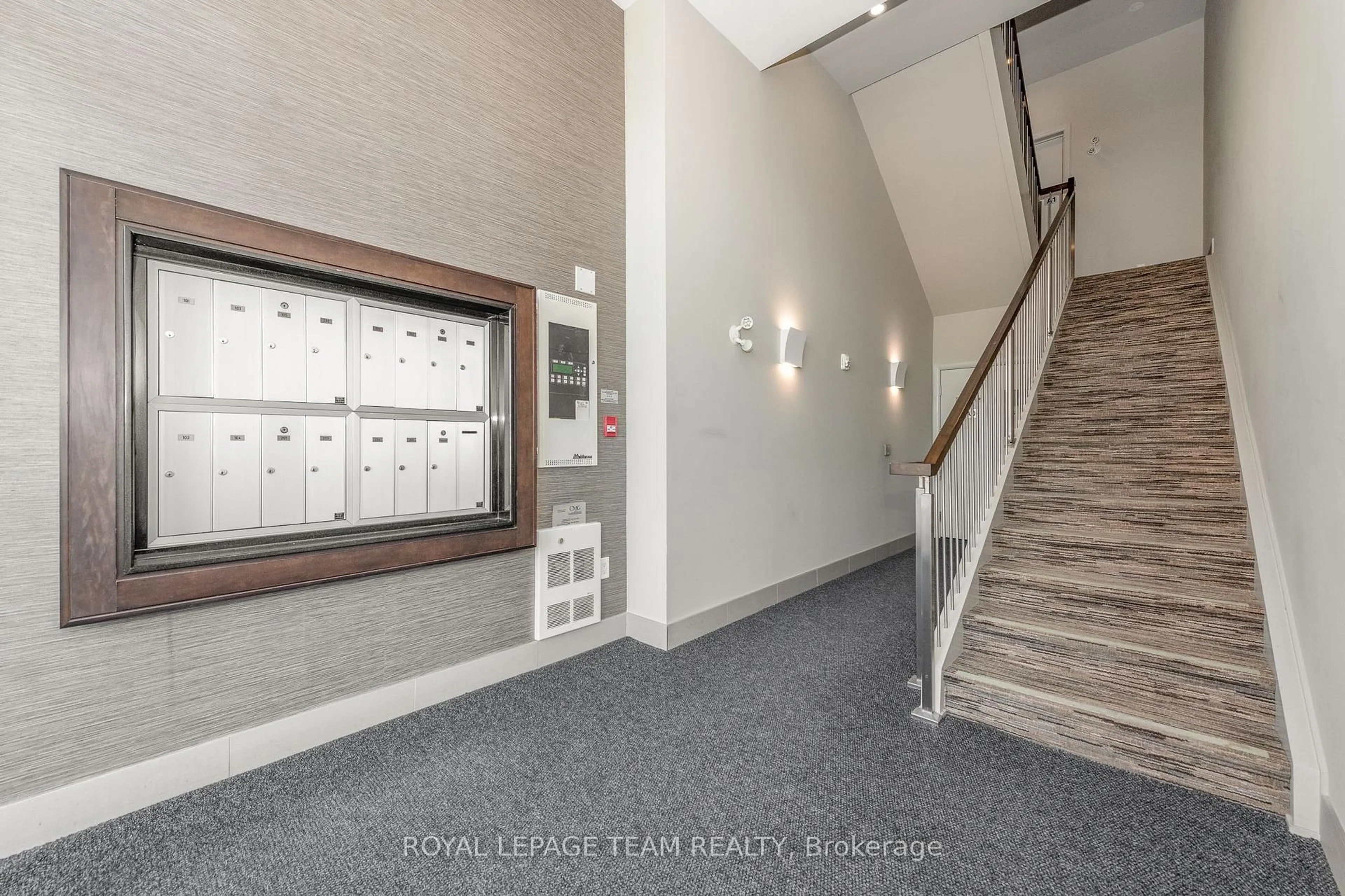 Indoor foyer for 190 Boundstone Way #104, Ottawa Ontario K2T 0M9