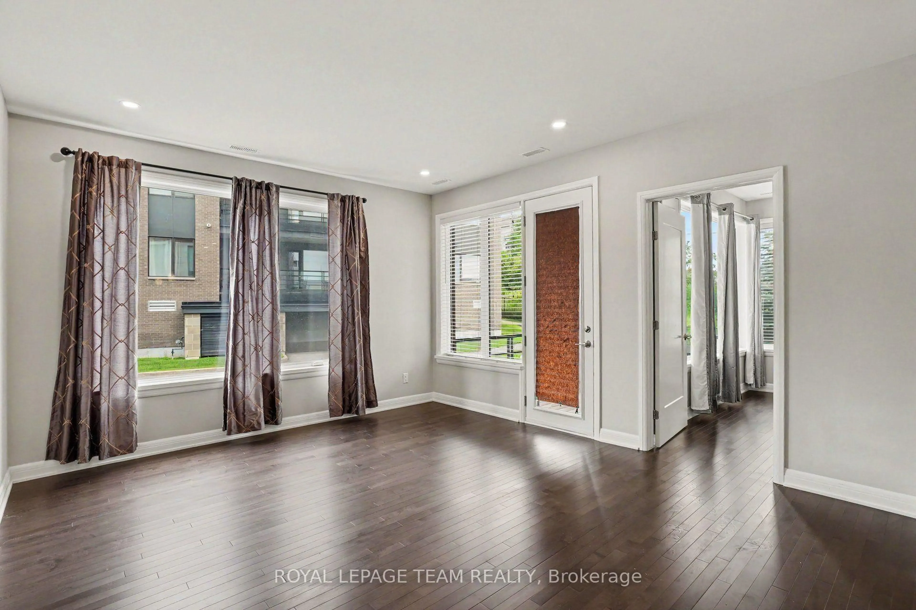 Indoor entryway for 190 Boundstone Way #104, Ottawa Ontario K2T 0M9
