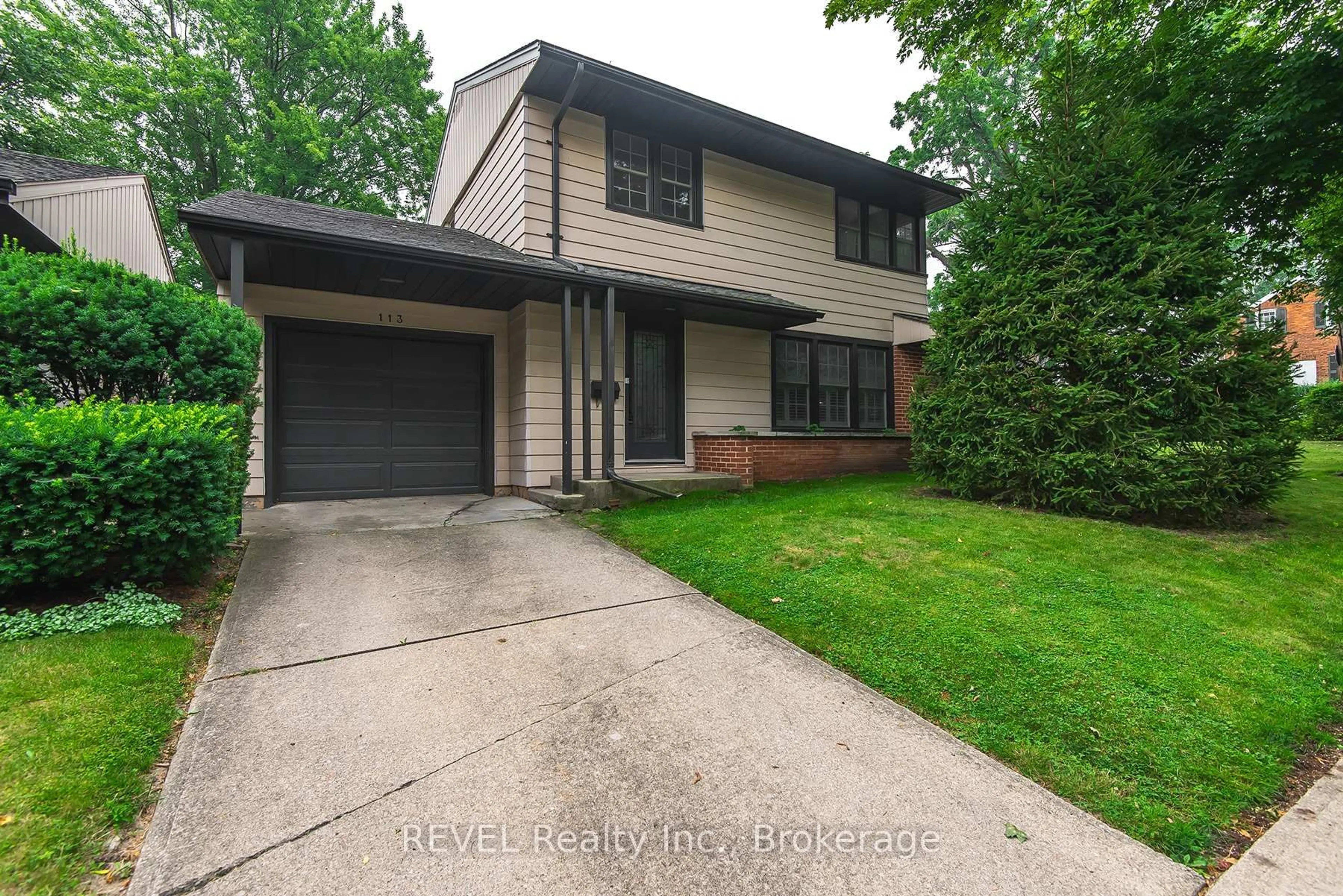Home with vinyl exterior material, street for 113 St. Paul Cres, St. Catharines Ontario L2S 1M7
