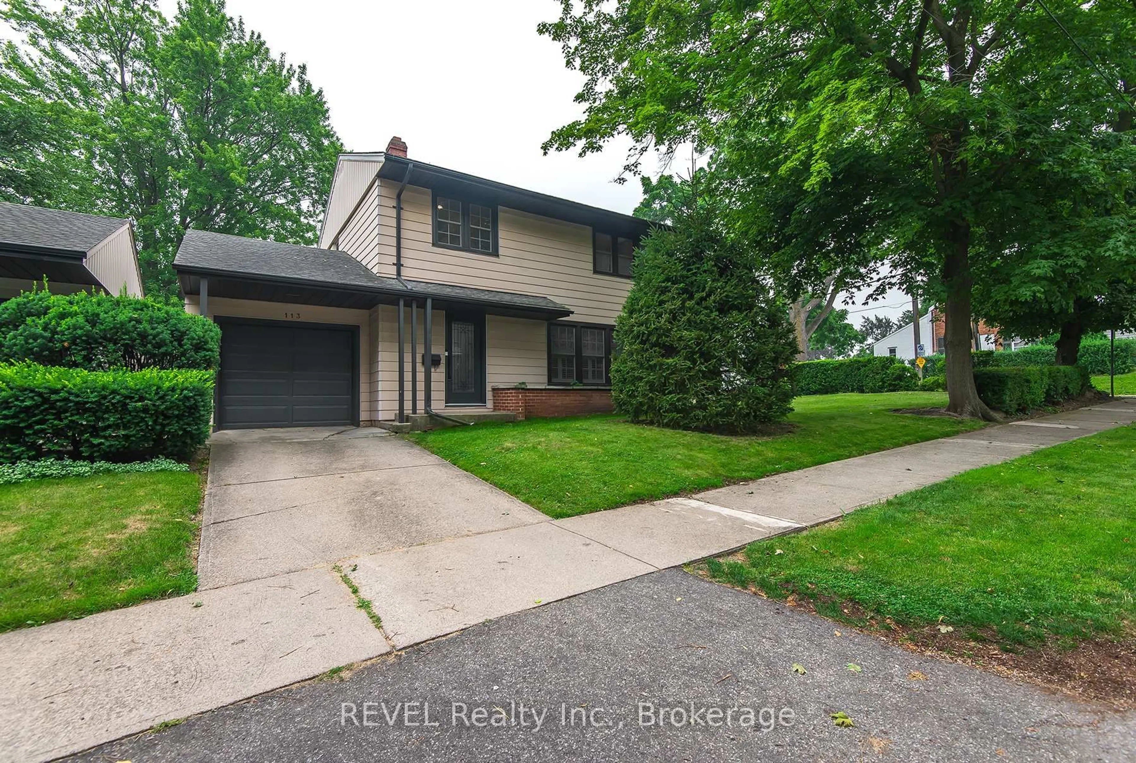 Home with vinyl exterior material, street for 113 St. Paul Cres, St. Catharines Ontario L2S 1M7