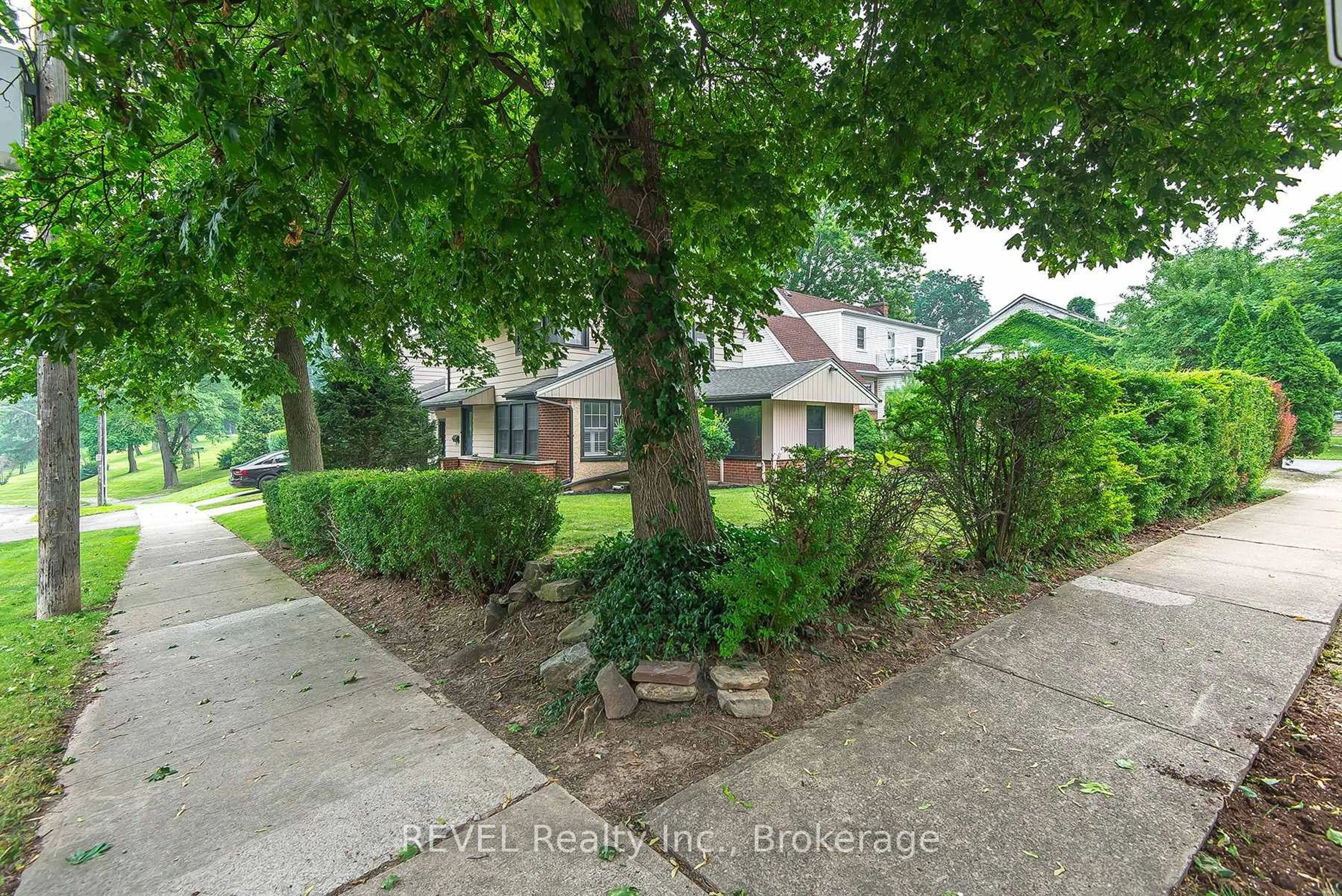 A pic from outside/outdoor area/front of a property/back of a property/a pic from drone, street for 113 St. Paul Cres, St. Catharines Ontario L2S 1M7