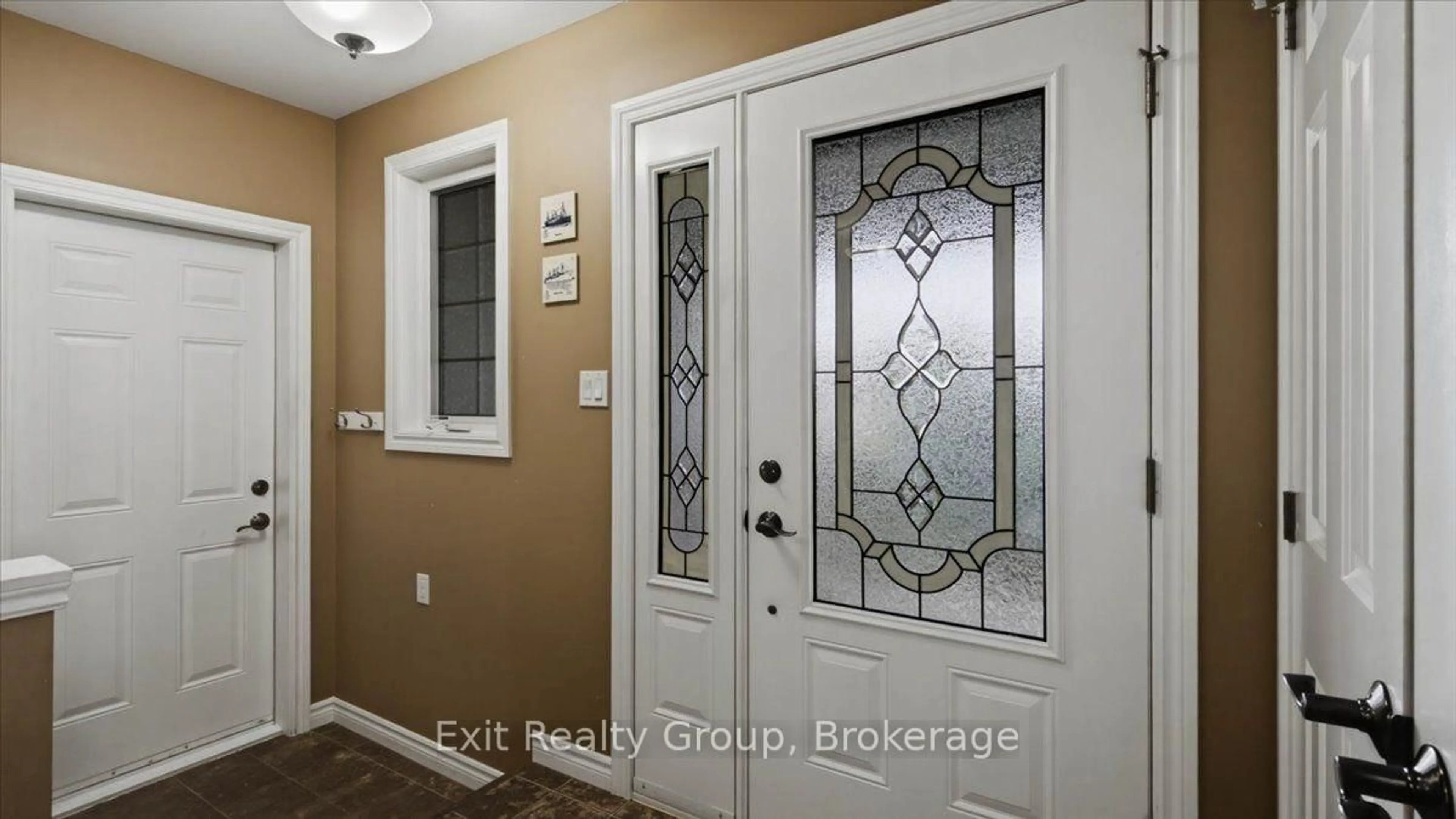 Indoor entryway for 267 Raglan St, Brighton Ontario K0K 1H0