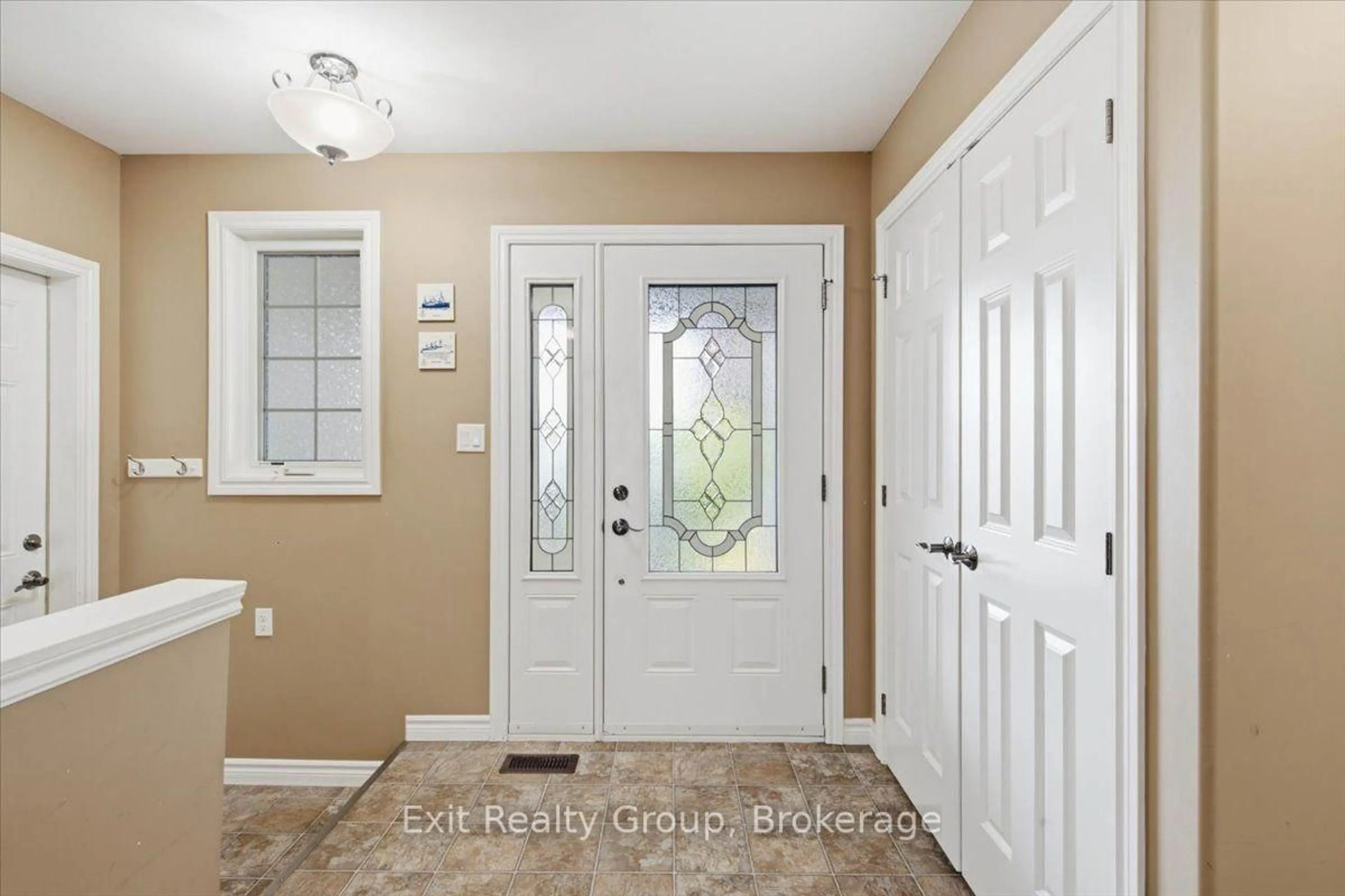 Indoor entryway for 267 Raglan St, Brighton Ontario K0K 1H0