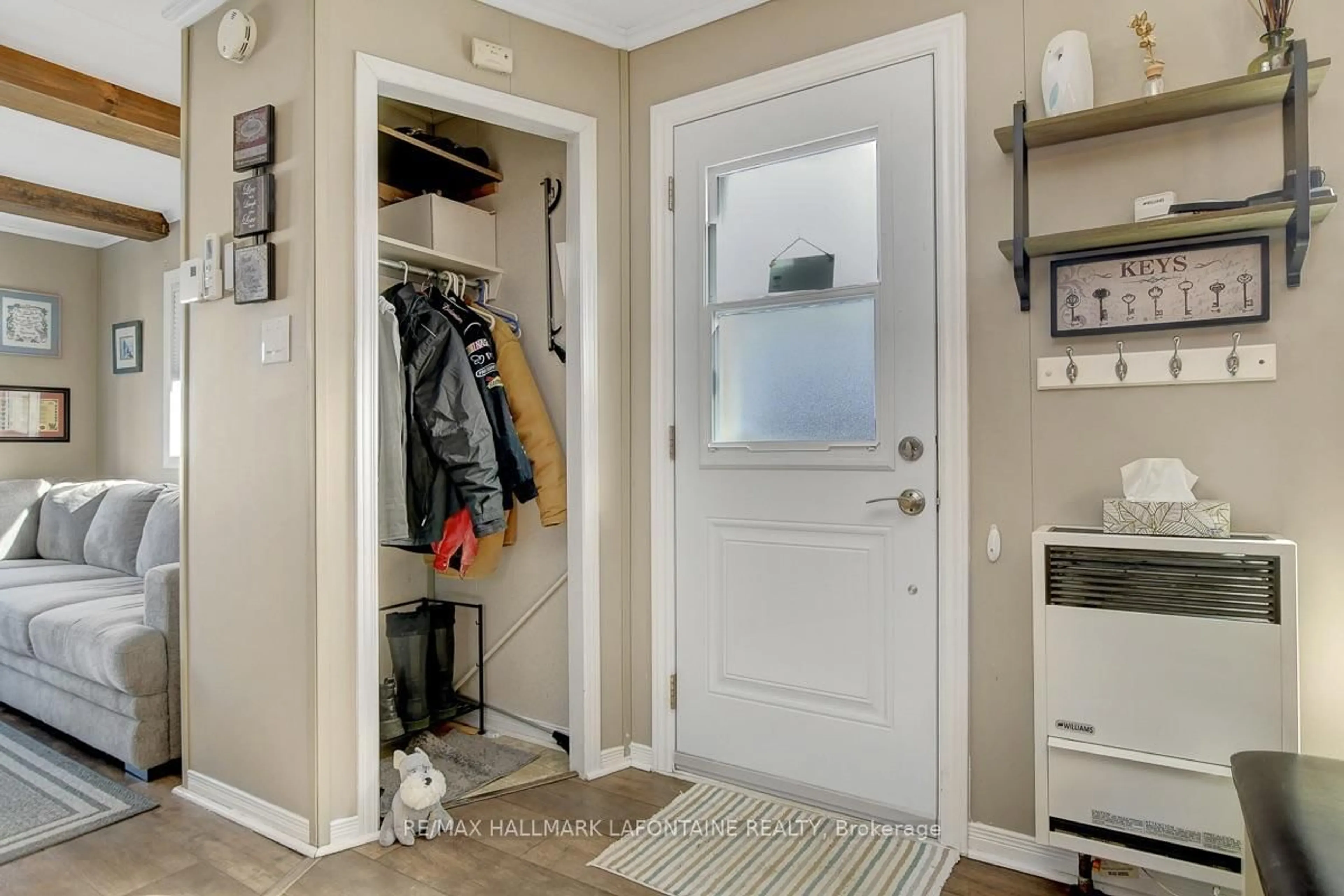 Indoor entryway for 3535 St Joseph Blvd, Ottawa Ontario K1C 1T1