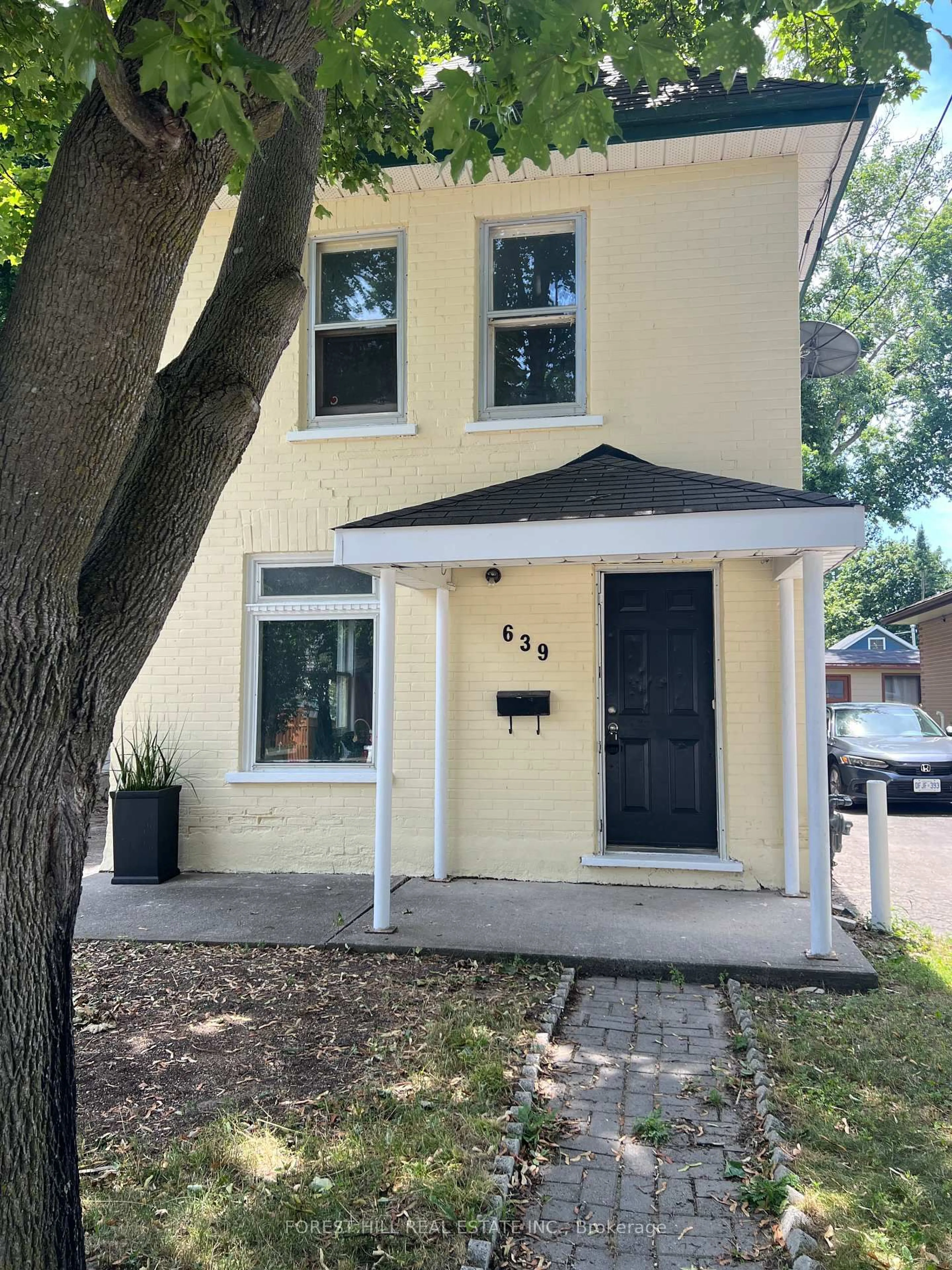 Home with vinyl exterior material, street for 639 Brown St, Peterborough Ontario K9J 4K6