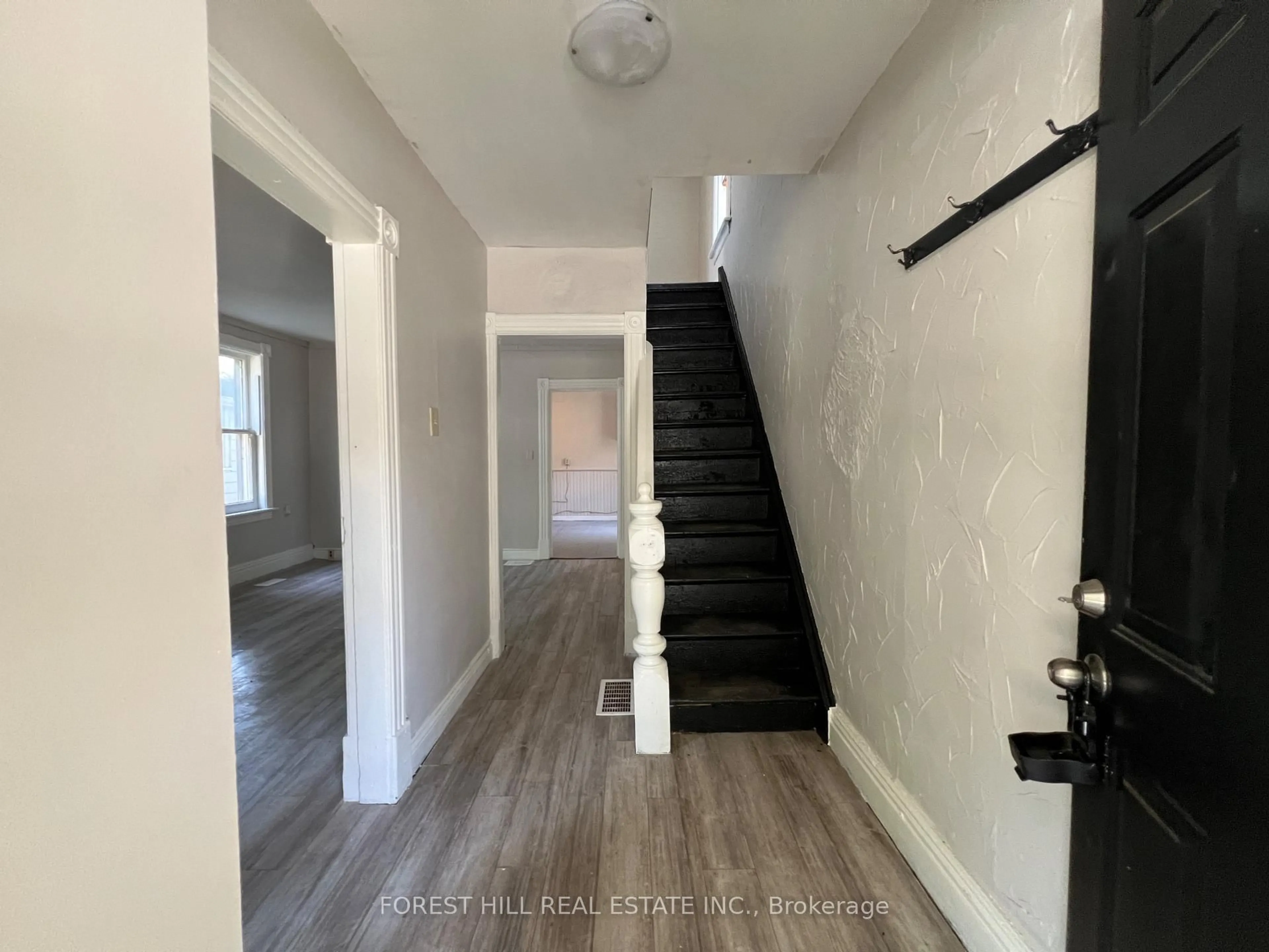 Indoor entryway for 639 Brown St, Peterborough Ontario K9J 4K6