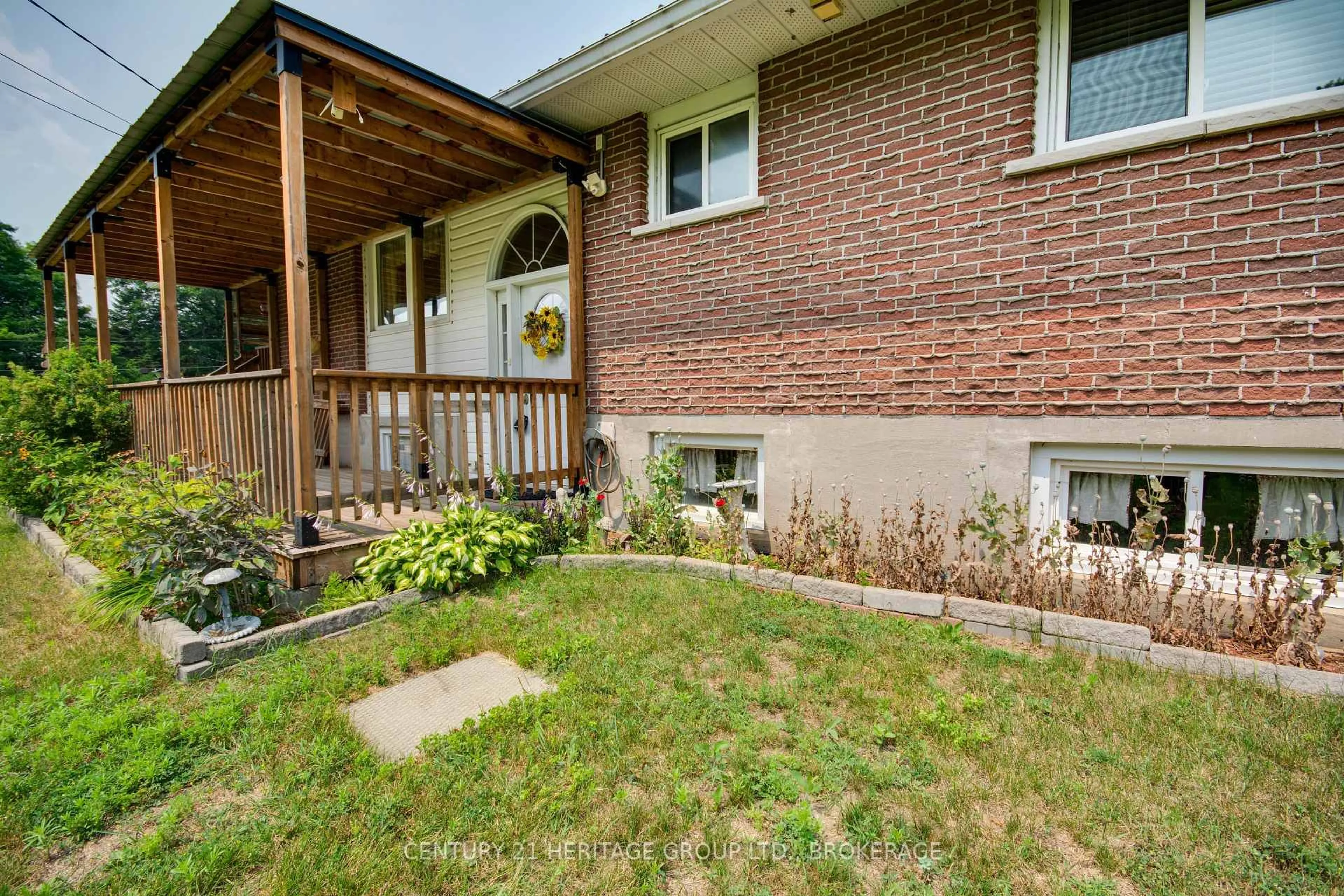 Patio, street for 4309 Maple Dr, Verona Ontario K0H 2W0
