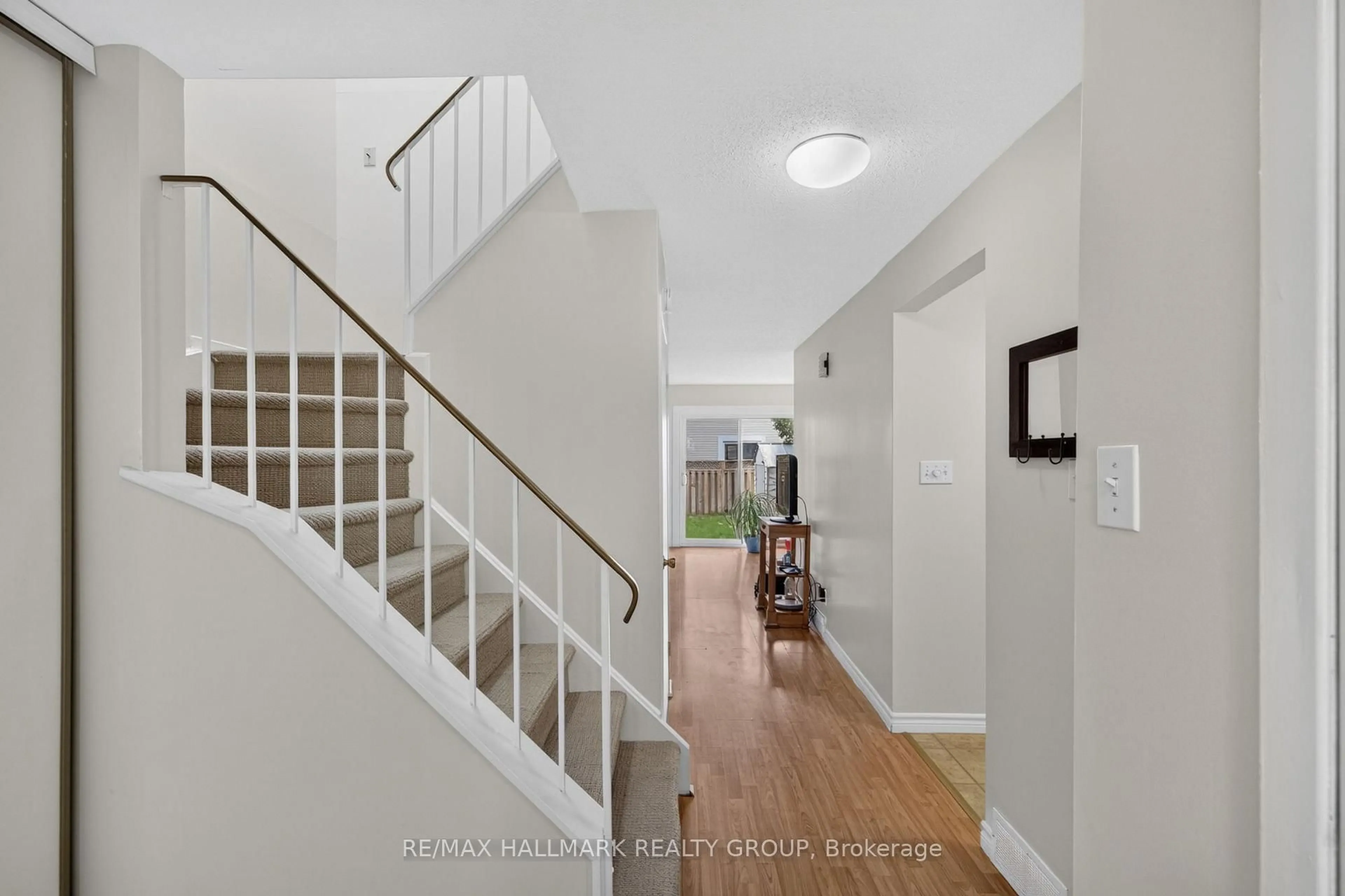 Indoor entryway for 13 Sunridge Lane #39, Ottawa Ontario K2J 2N9