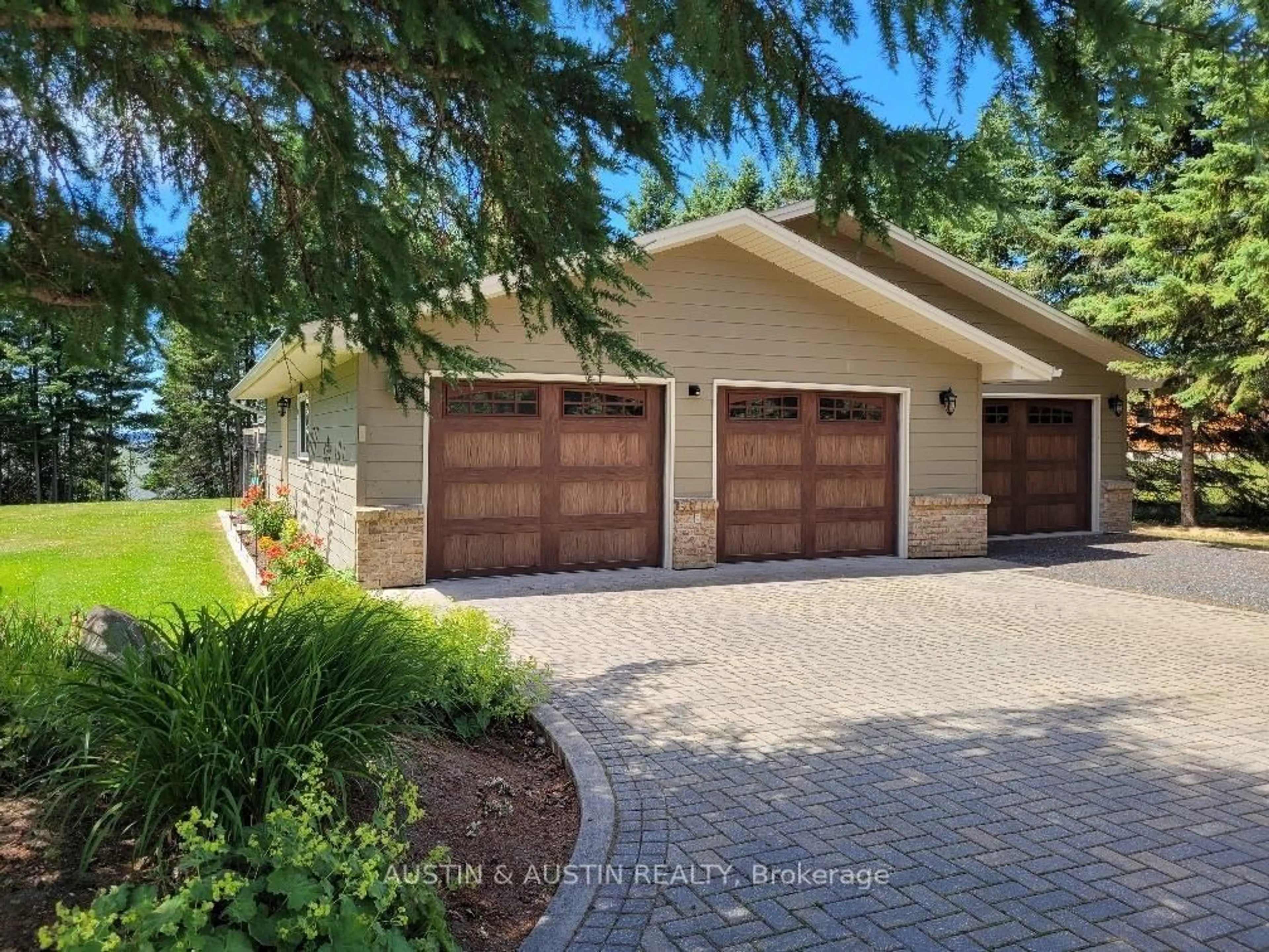 Indoor garage for 134 Davis Point Rd, Dryden Ontario P8N 0A2