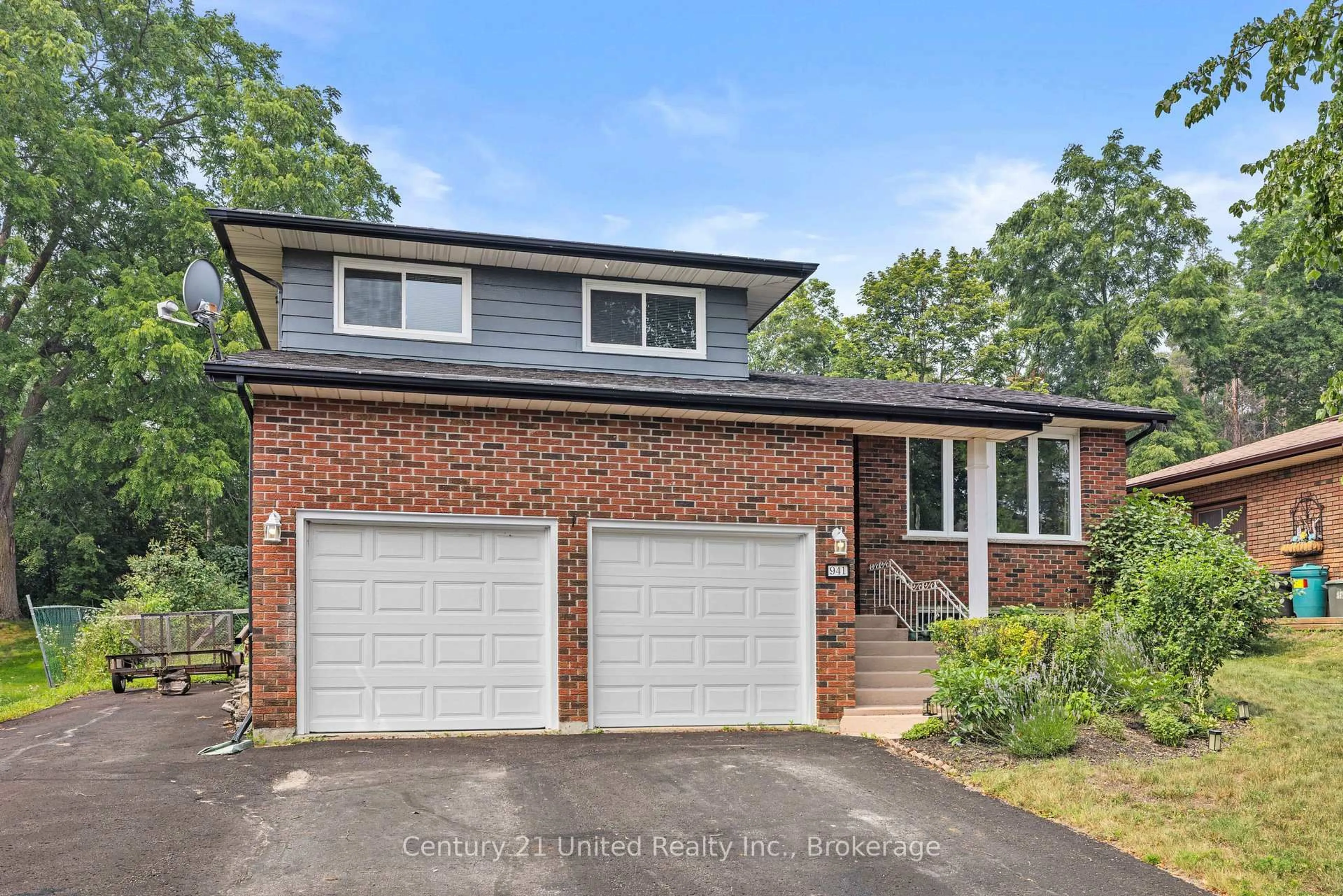 Home with brick exterior material, street for 941 Golfview Rd, Peterborough Ontario K9J 7W2
