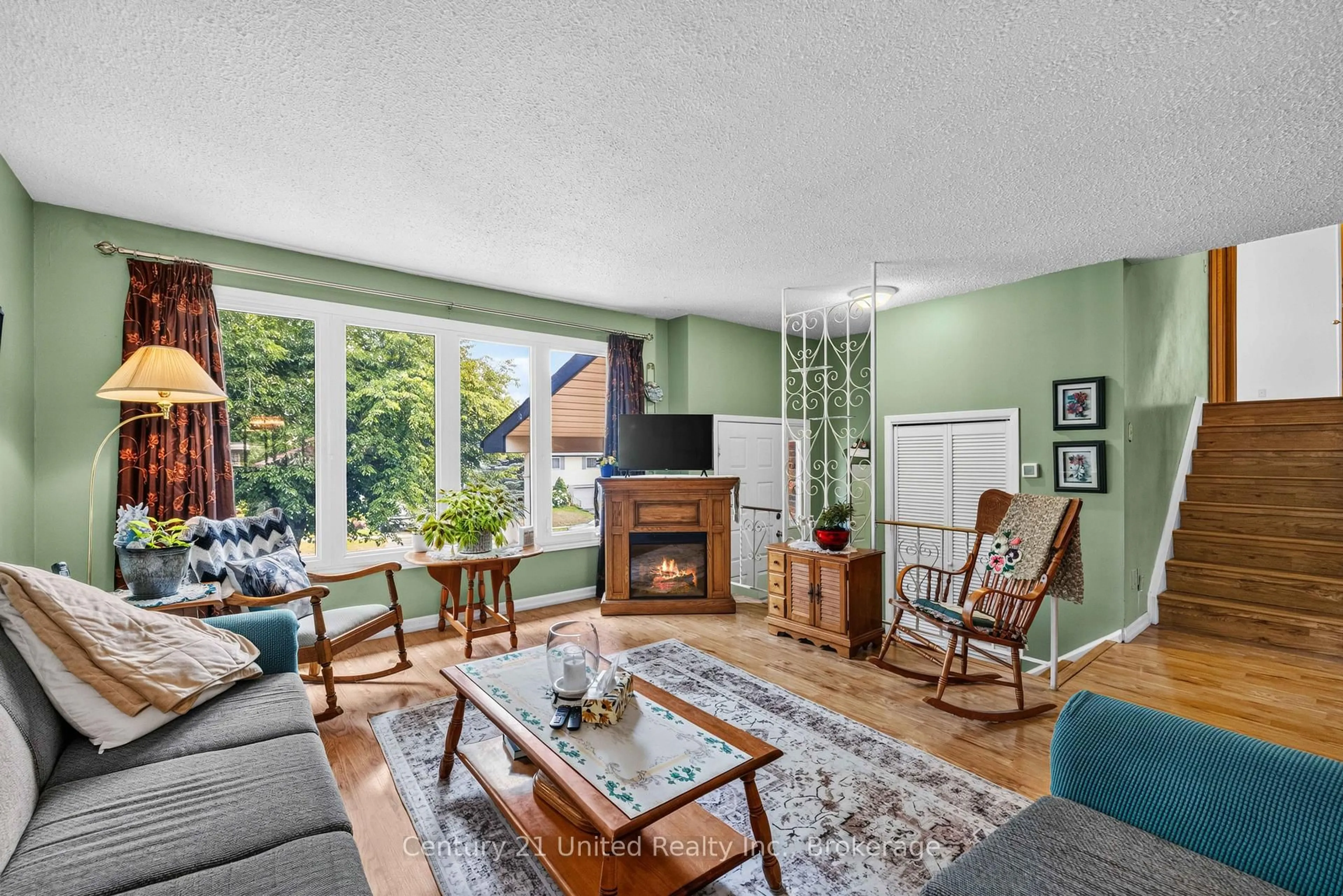 Living room with furniture, unknown for 941 Golfview Rd, Peterborough Ontario K9J 7W2